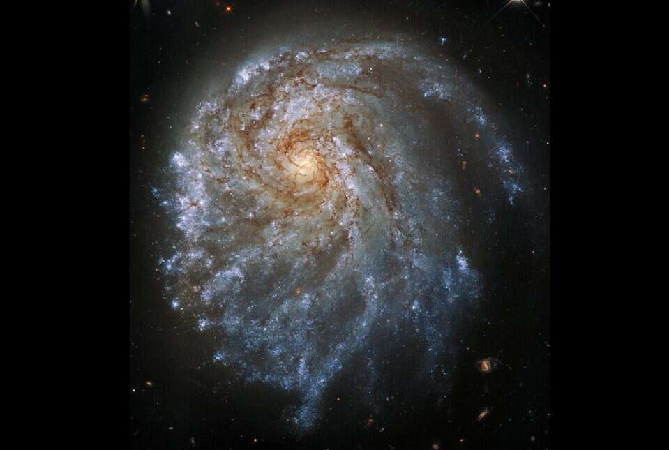 Galaktyka, która zmienia kształt. Uwiecznił ją Kosmiczny Teleskop Hubble'a