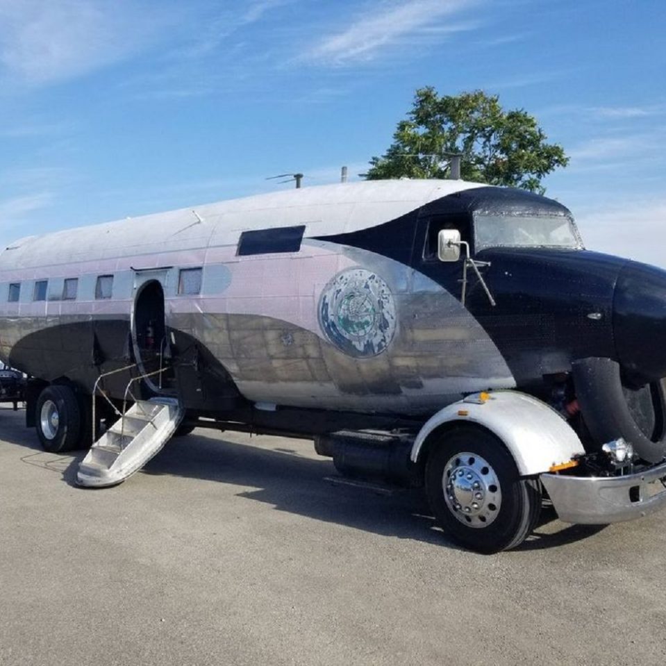 Samolot z okresu II wojny światowej przerobiono na kampera. Zobaczcie niesamowity projekt