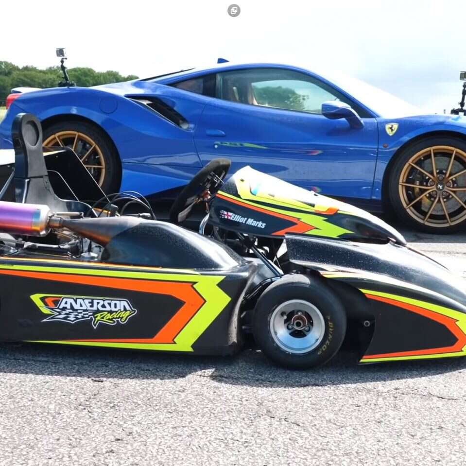 Ferrari 488 Pista zmierzyła się z 85-konnym gokartemFerrari 488 Pista .