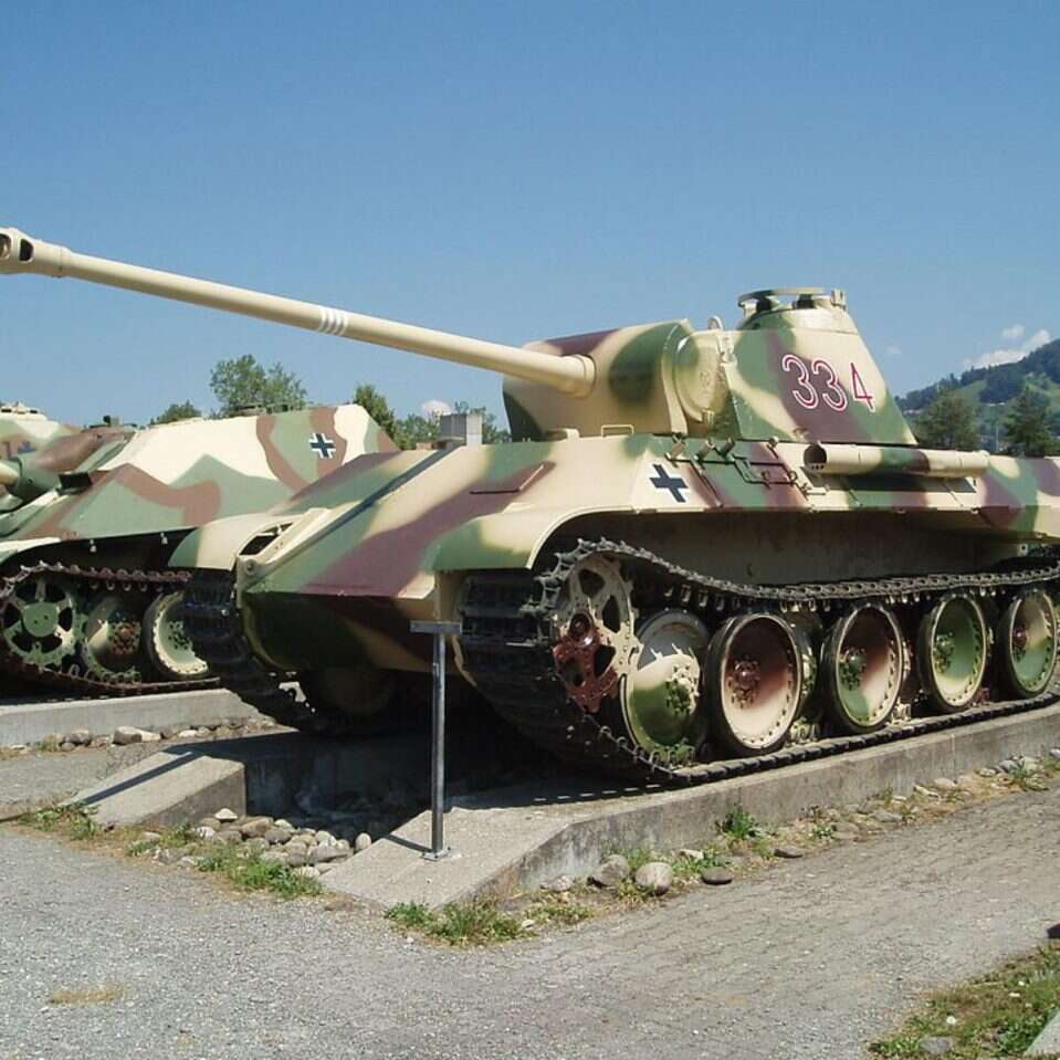 Gość schował czołg w piwnicy, czołg, czołg w piwnicy