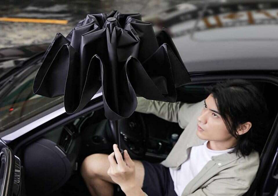 Parasolka Xiaomi nie tylko ochroni przed deszczem, ale i oświetli drogę