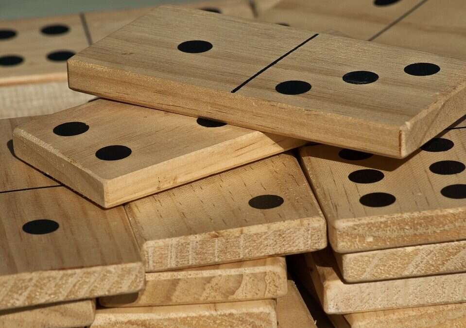 Maszyna pobiła rekord świata. W dobę robot ułożył 100 tysięcy kostek domina