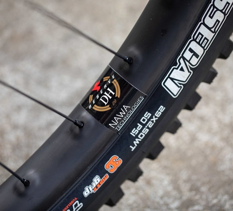 Te wzmacniane rowerowe obręcze wytrzymają nawet najbardziej wymagające górskie trasy