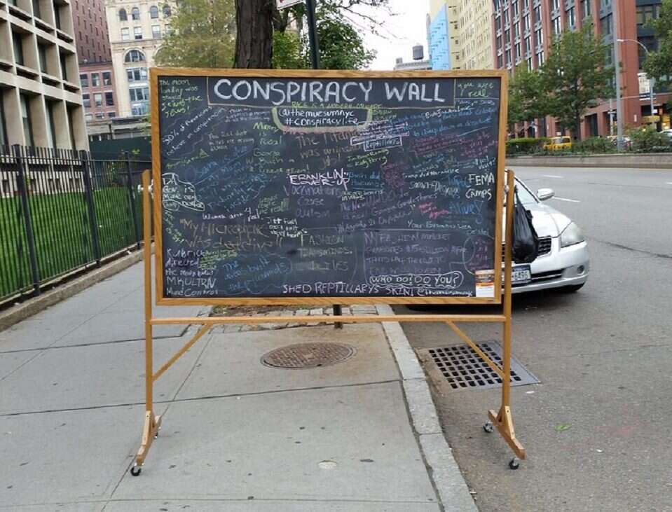 Wiara w teorie spiskowe jest związana z niską skłonnością do krytycznego myślenia?