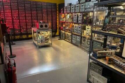 Raj dla technologicznego geeka, Muzeum pełne starych sprzętów