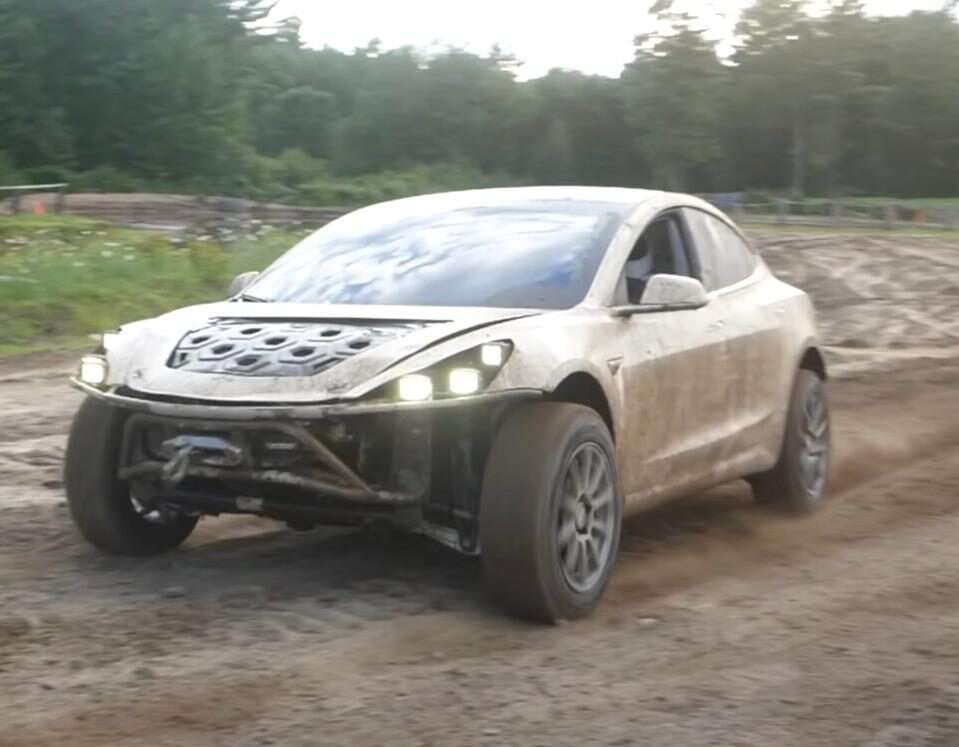 Ze złomowiska na off-roadowe tory, Modelu 3 Tesli, offroadowy Modelu 3 Tesli, terenowa TEsla, terenowy Model 3