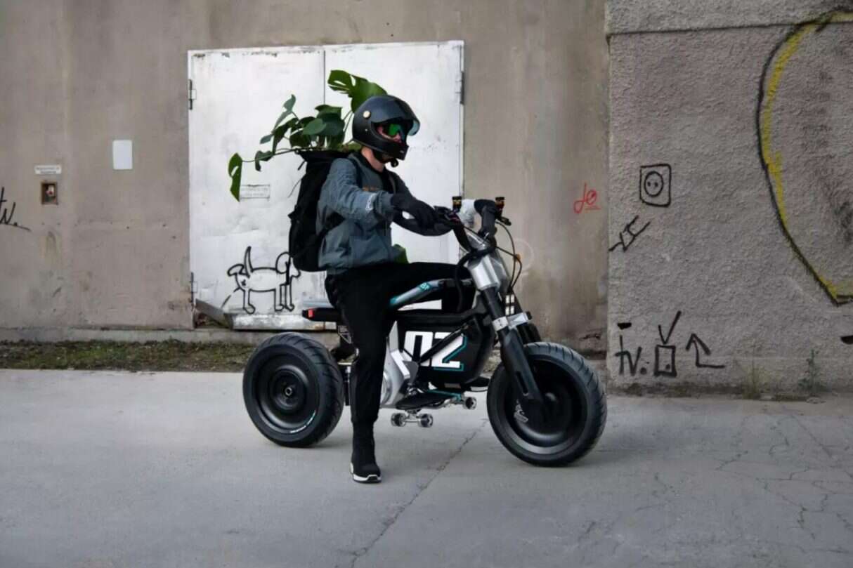 BMW Motorrad, elektryczny motocykl CE-02