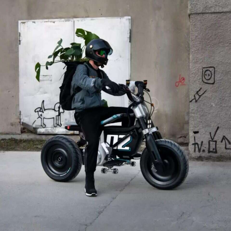 BMW Motorrad, elektryczny motocykl CE-02