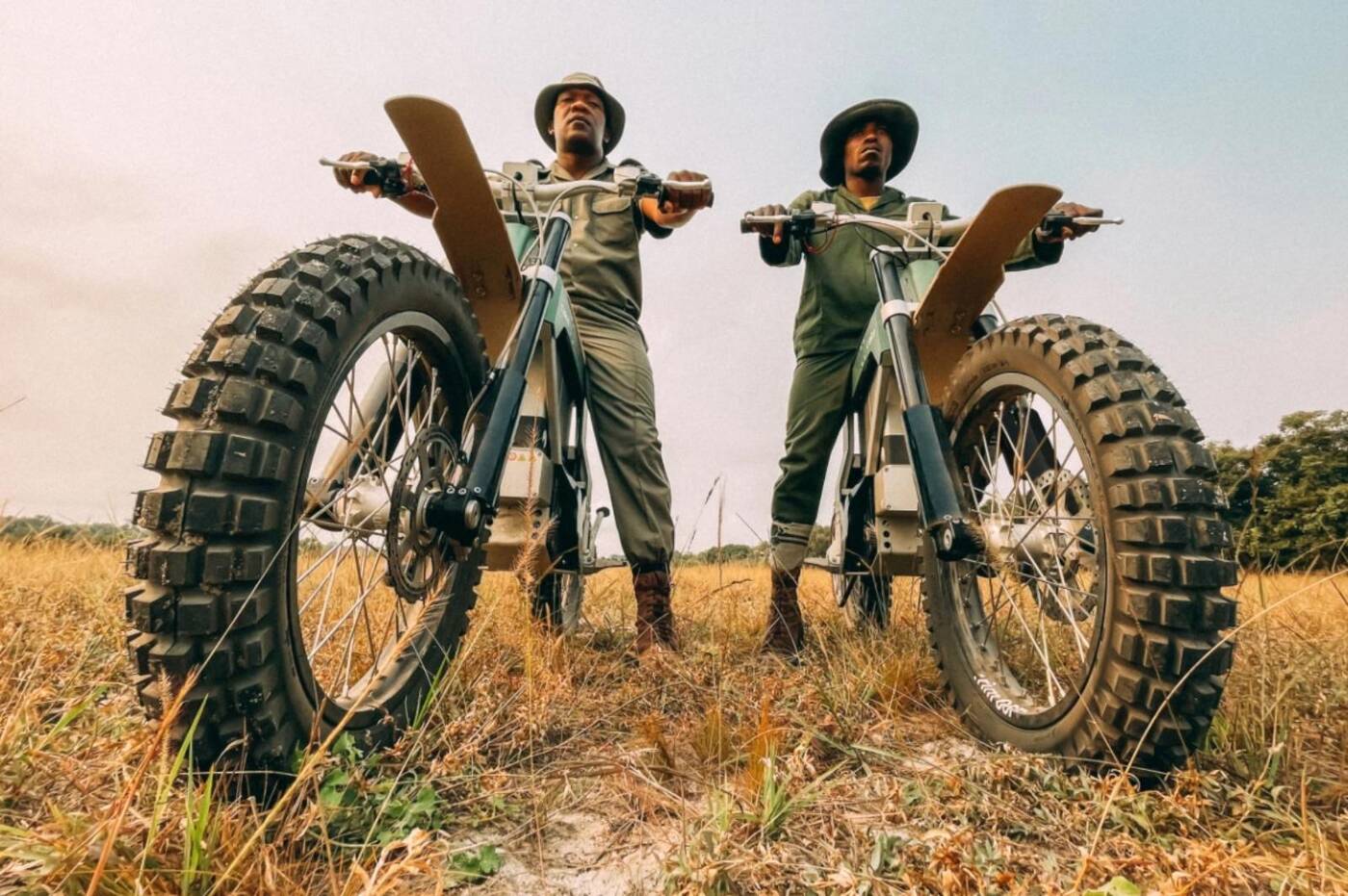 Pierwsze takie antykłusownicze patrole w Afryce. Elektryczne motocykle w akcji