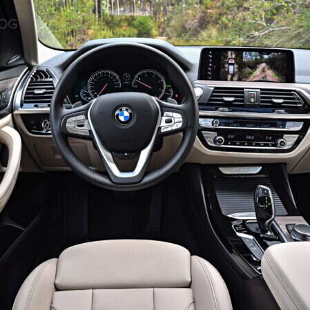 Niektóre modele BMW stracą funkcje ekranu dotykowego. Dlaczego?