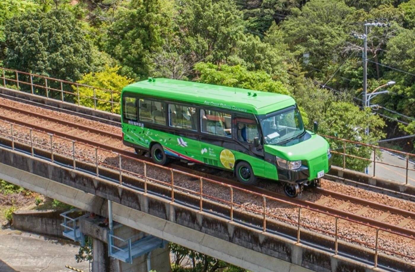 Pierwsze na świecie autobuso-pociągi zaczną działać już w te święta