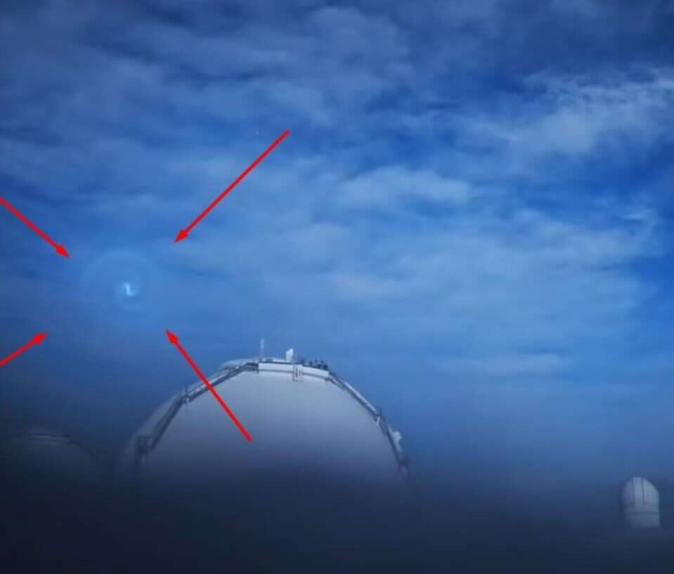 Hawajczycy patrzący w niebo, UFO