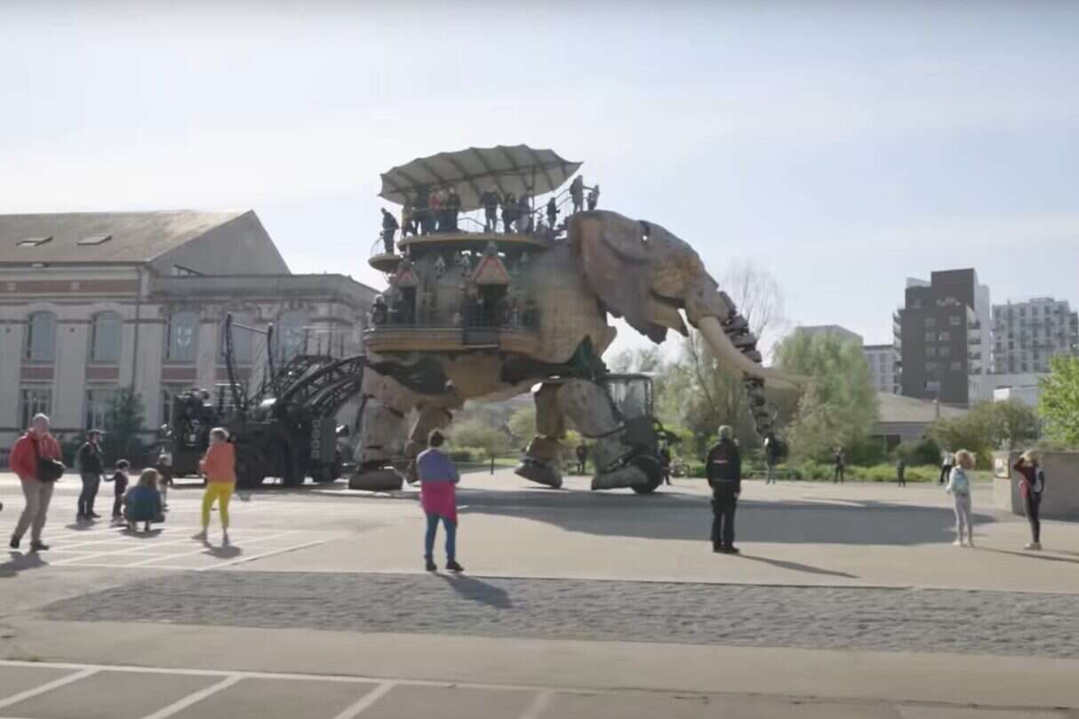 gigantyczny mechaniczny słoń