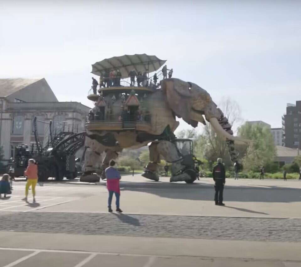 gigantyczny mechaniczny słoń