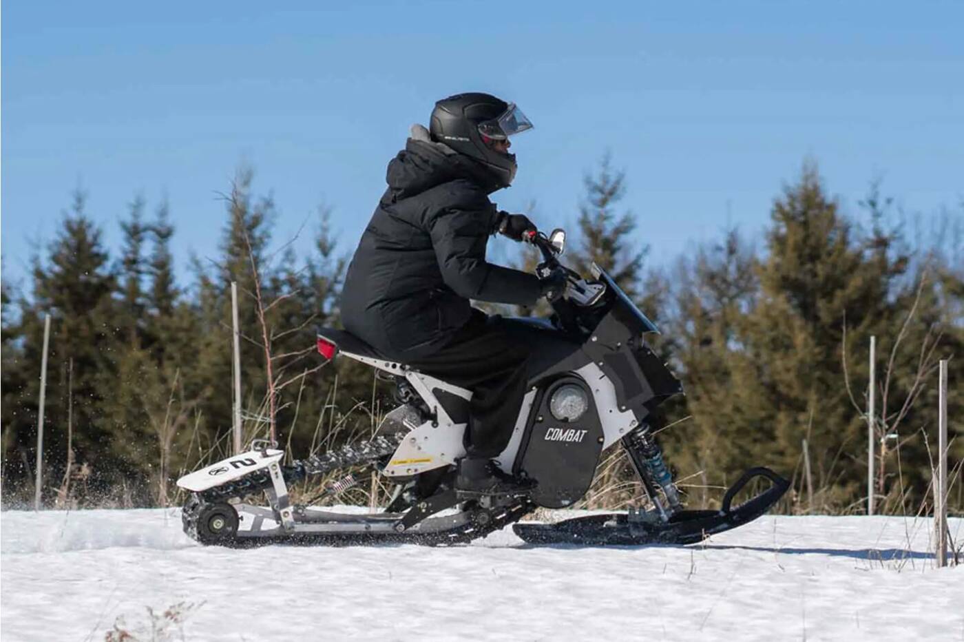 Z bezemisyjnego motocykla w skuter śnieżny, Combat Ebike od Daymak