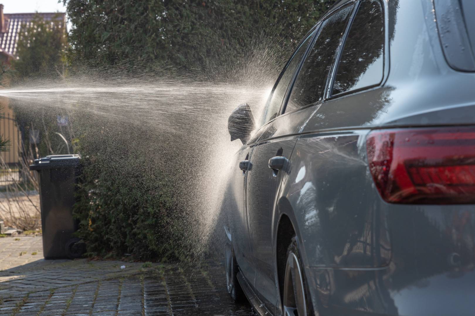 Jak łatwo i szybko umyć samochód myjką ciśnieniową