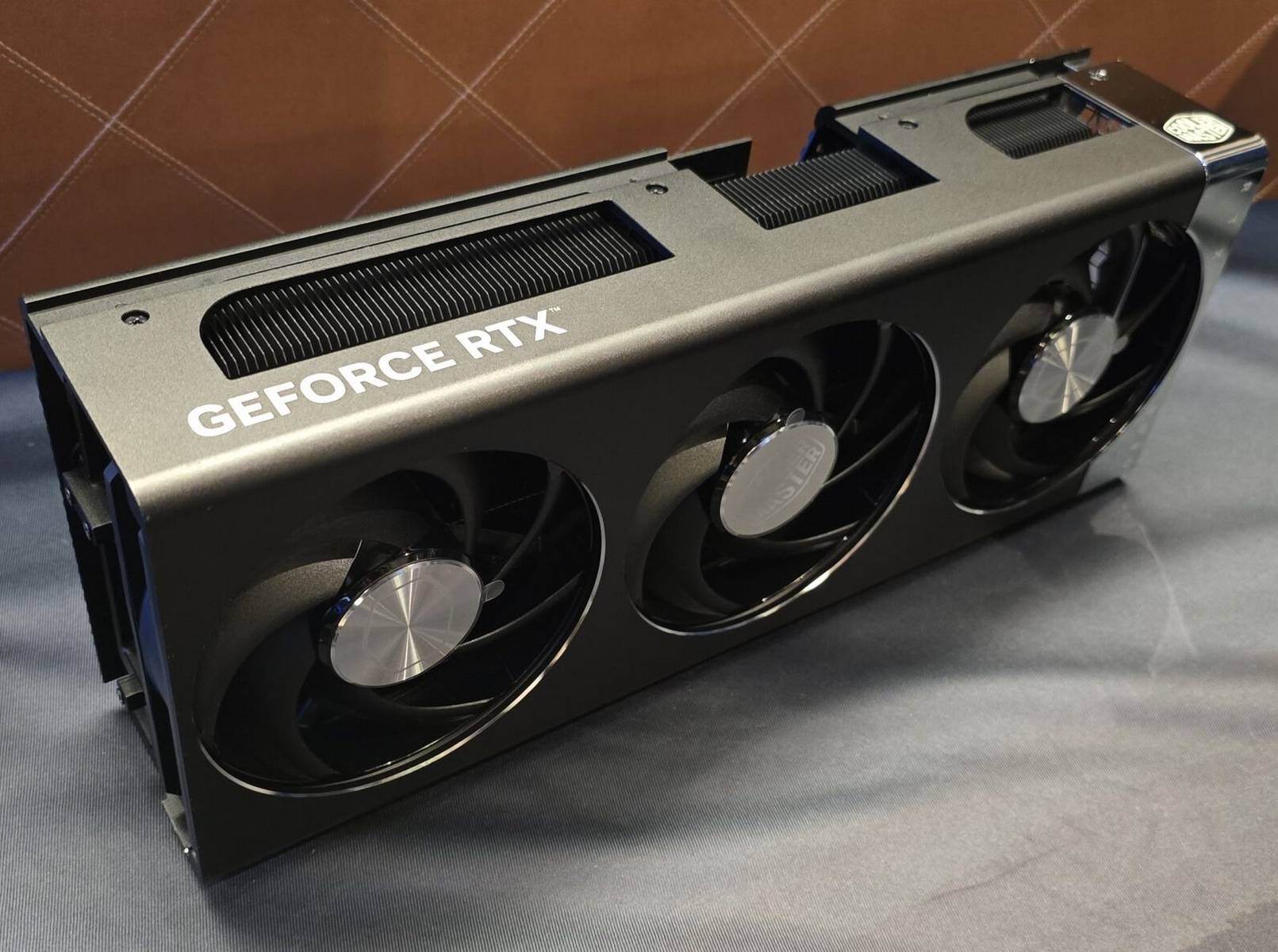 Zaprezentowane niedawno karty Cooler Master GeForce RTX 5080 / RTX 5090 w wersji Slim i Thick da się kupić osobno przy odpowiednej konfiguracji zestawu PC