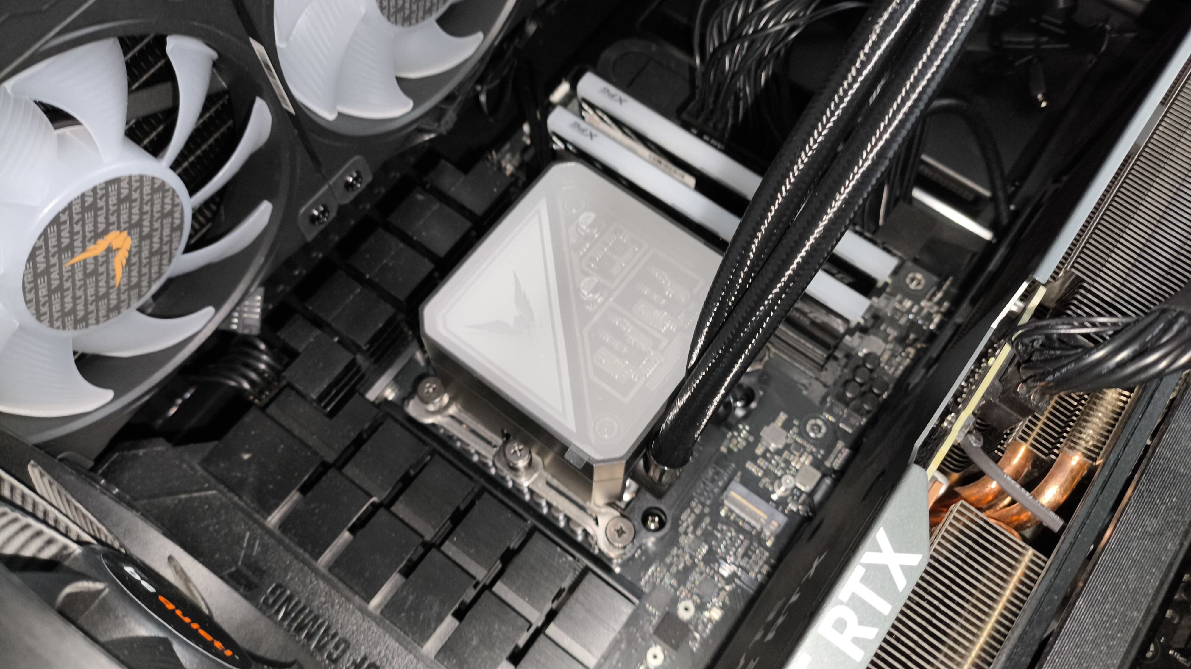 Valkyrie Dragonfang 360 Black ARGB / Valkyrie V360 Lite - test dwóch chłodzeń AIO 360 mm. Stare odchodzi, nowe przychodzi