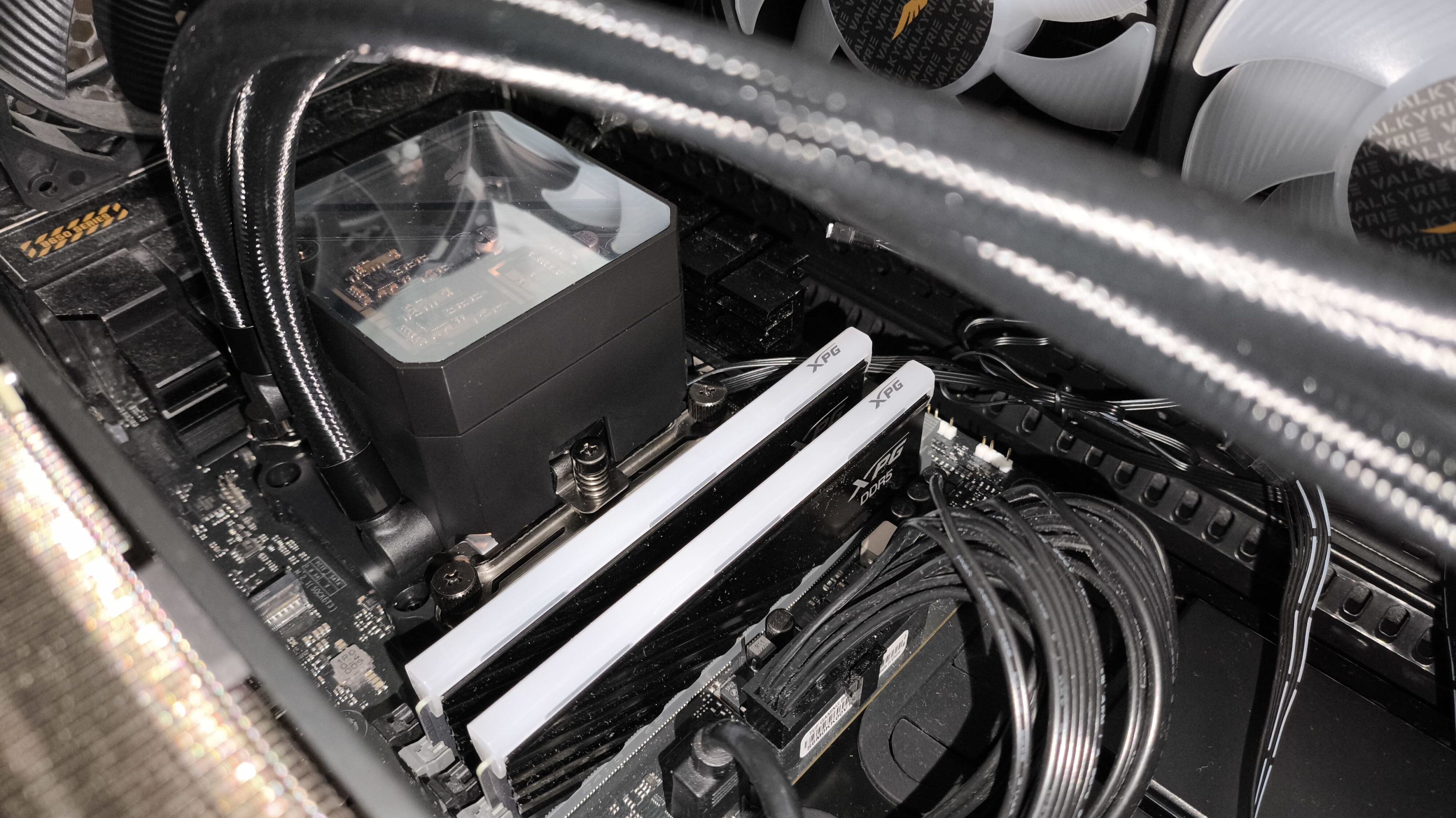 Valkyrie Dragonfang 360 Black ARGB / Valkyrie V360 Lite - test dwóch chłodzeń AIO 360 mm. Stare odchodzi, nowe przychodzi