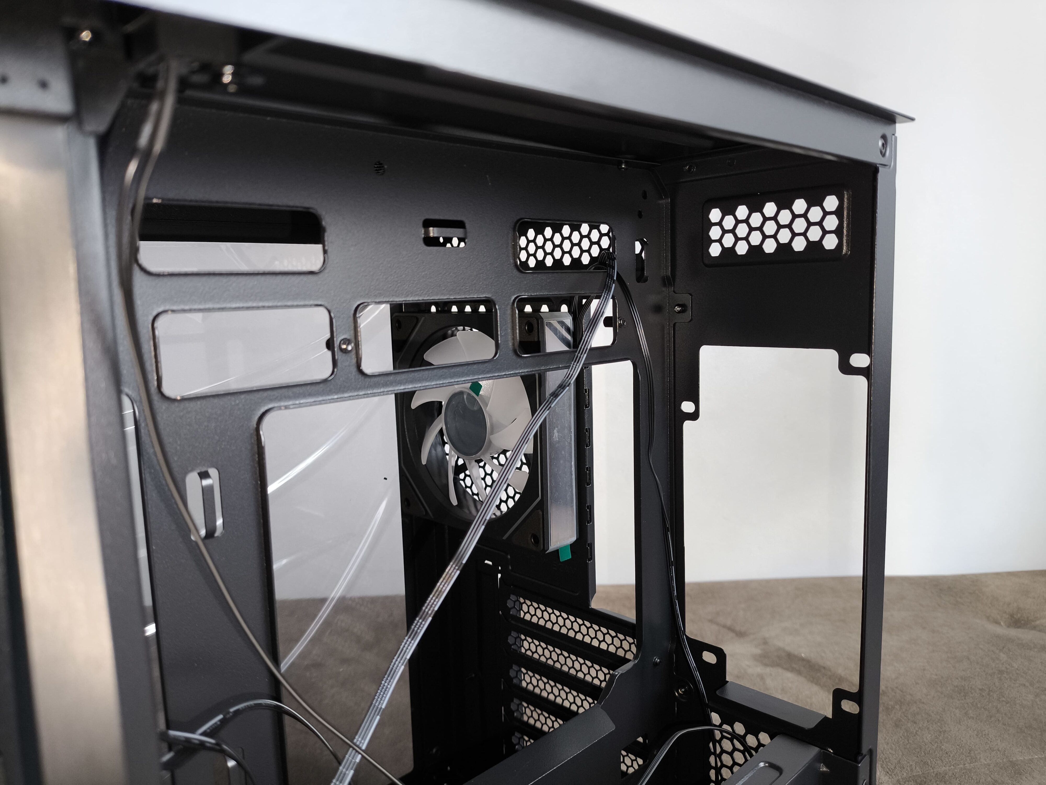 FSP M580 - test obudowy z zakrzywionym szkłem, które spodoba się każdemu!