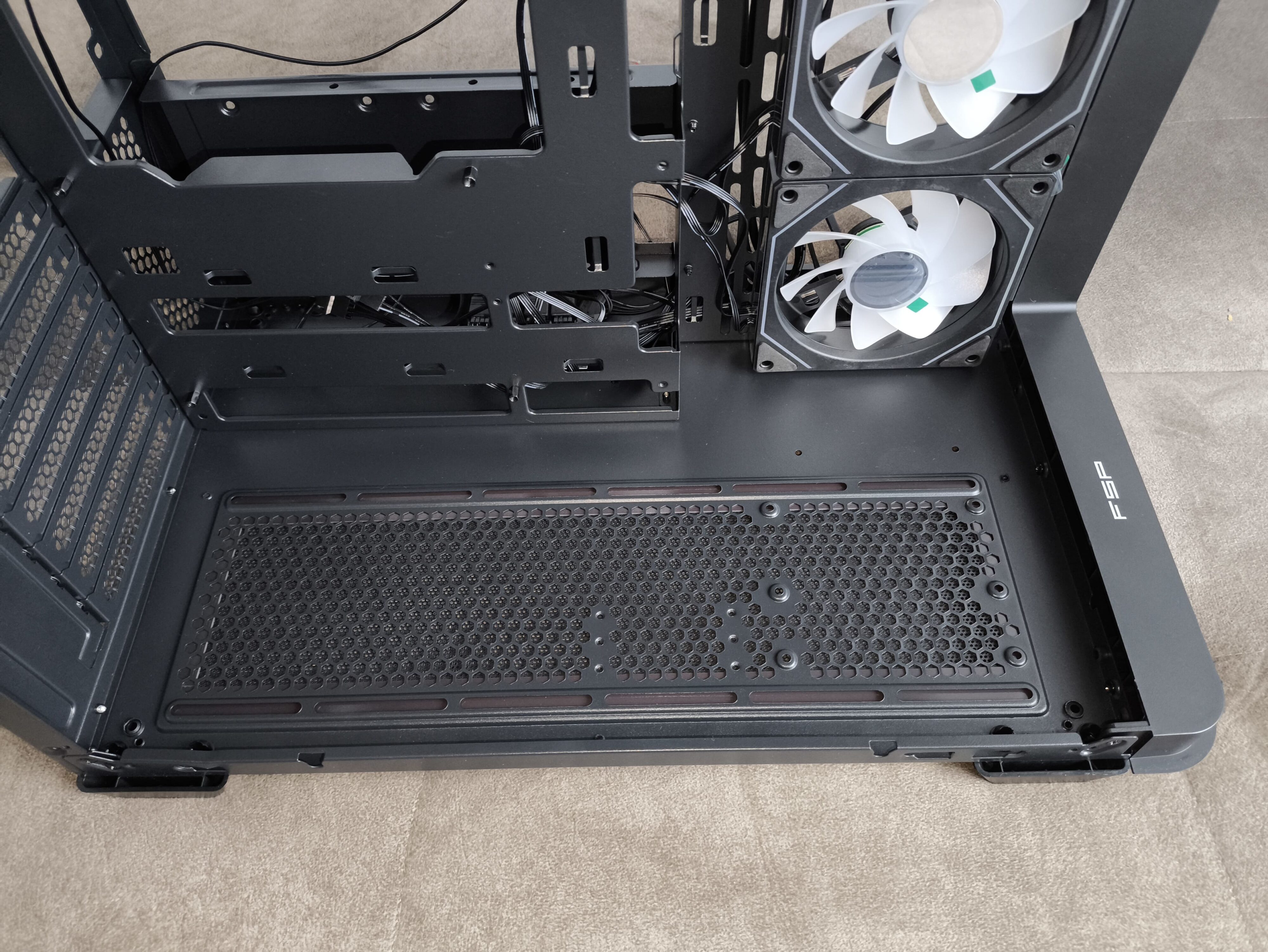 FSP M580 - test obudowy z zakrzywionym szkłem, które spodoba się każdemu!