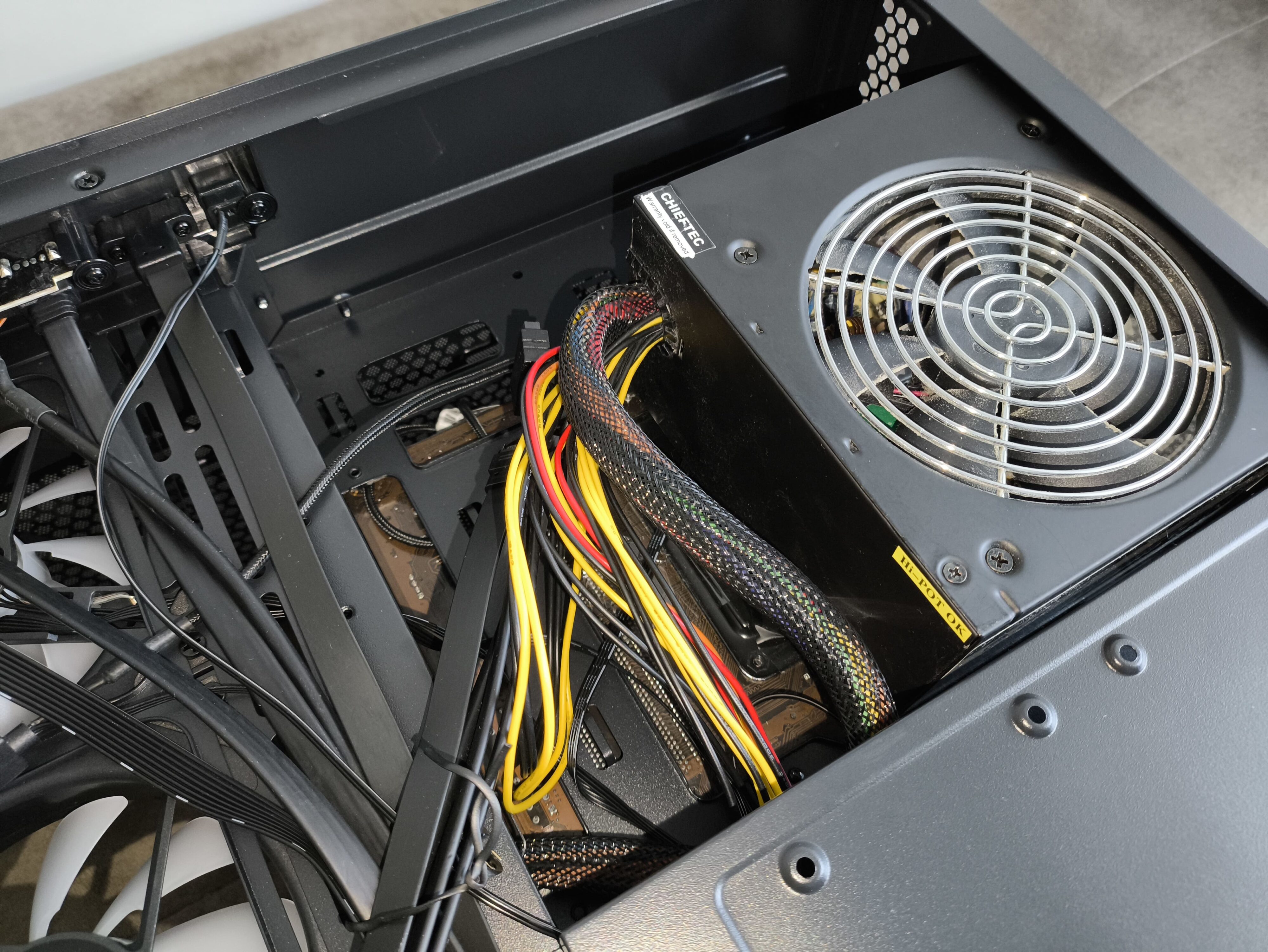 FSP M580 - test obudowy z zakrzywionym szkłem, które spodoba się każdemu!