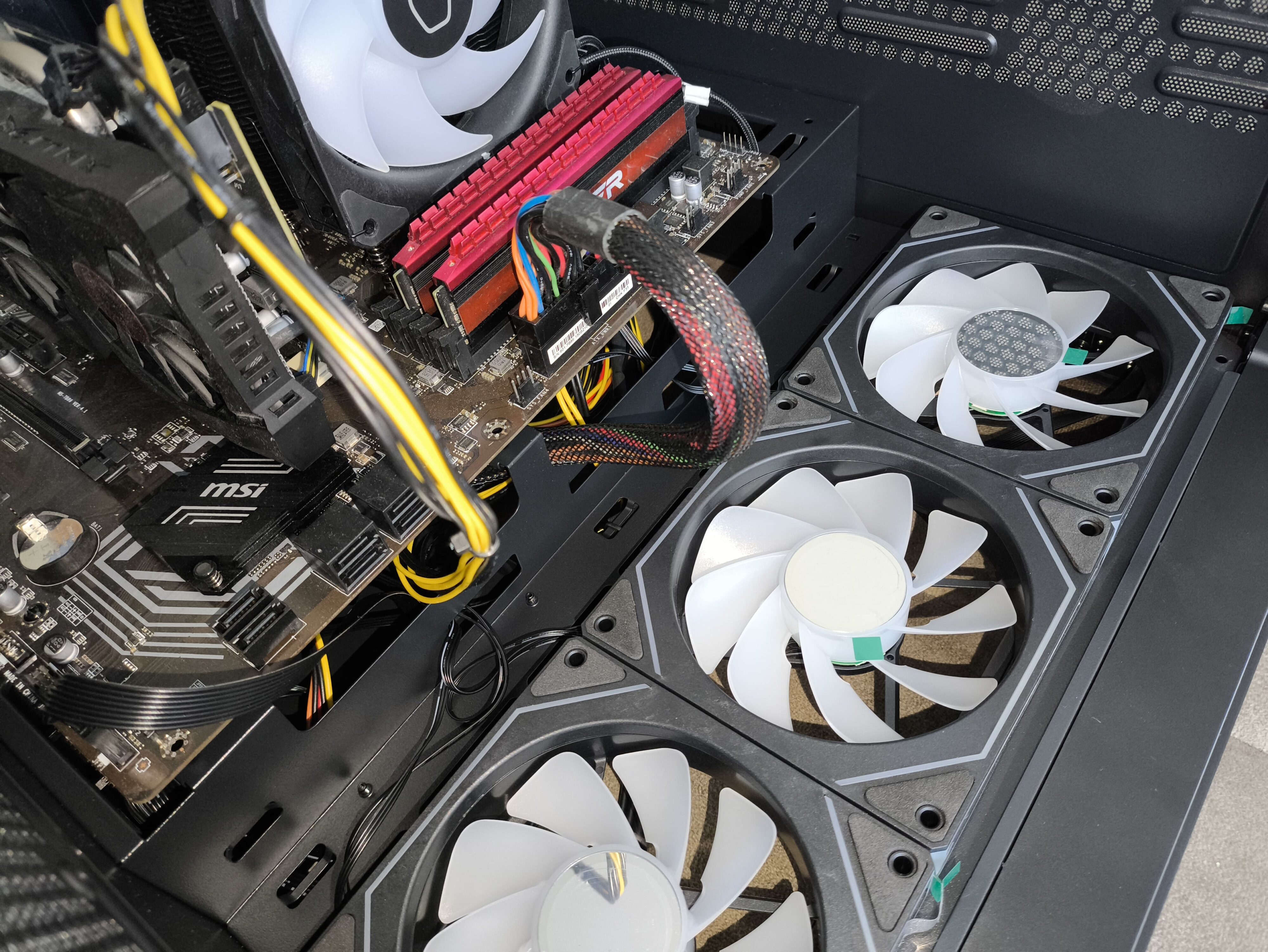 FSP M580 - test obudowy z zakrzywionym szkłem, które spodoba się każdemu!