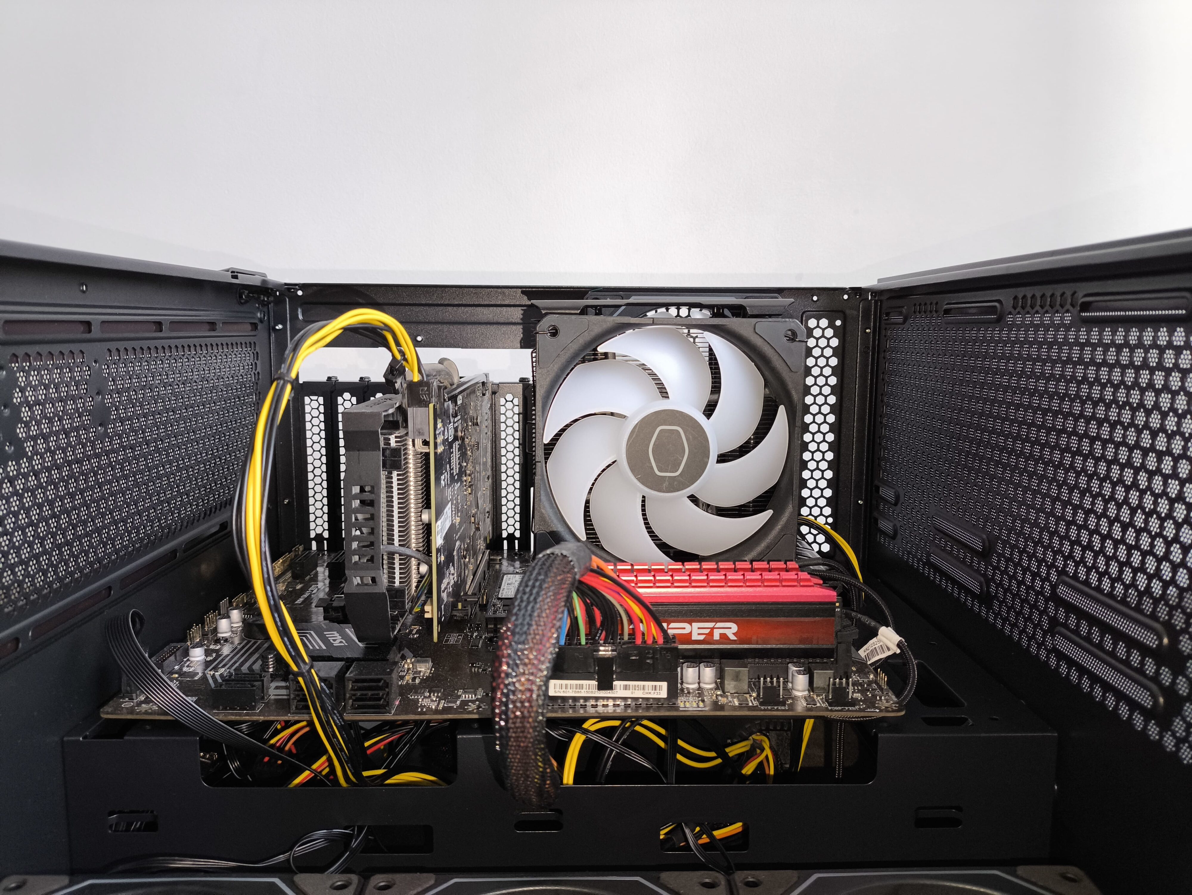 FSP M580 - test obudowy z zakrzywionym szkłem, które spodoba się każdemu!