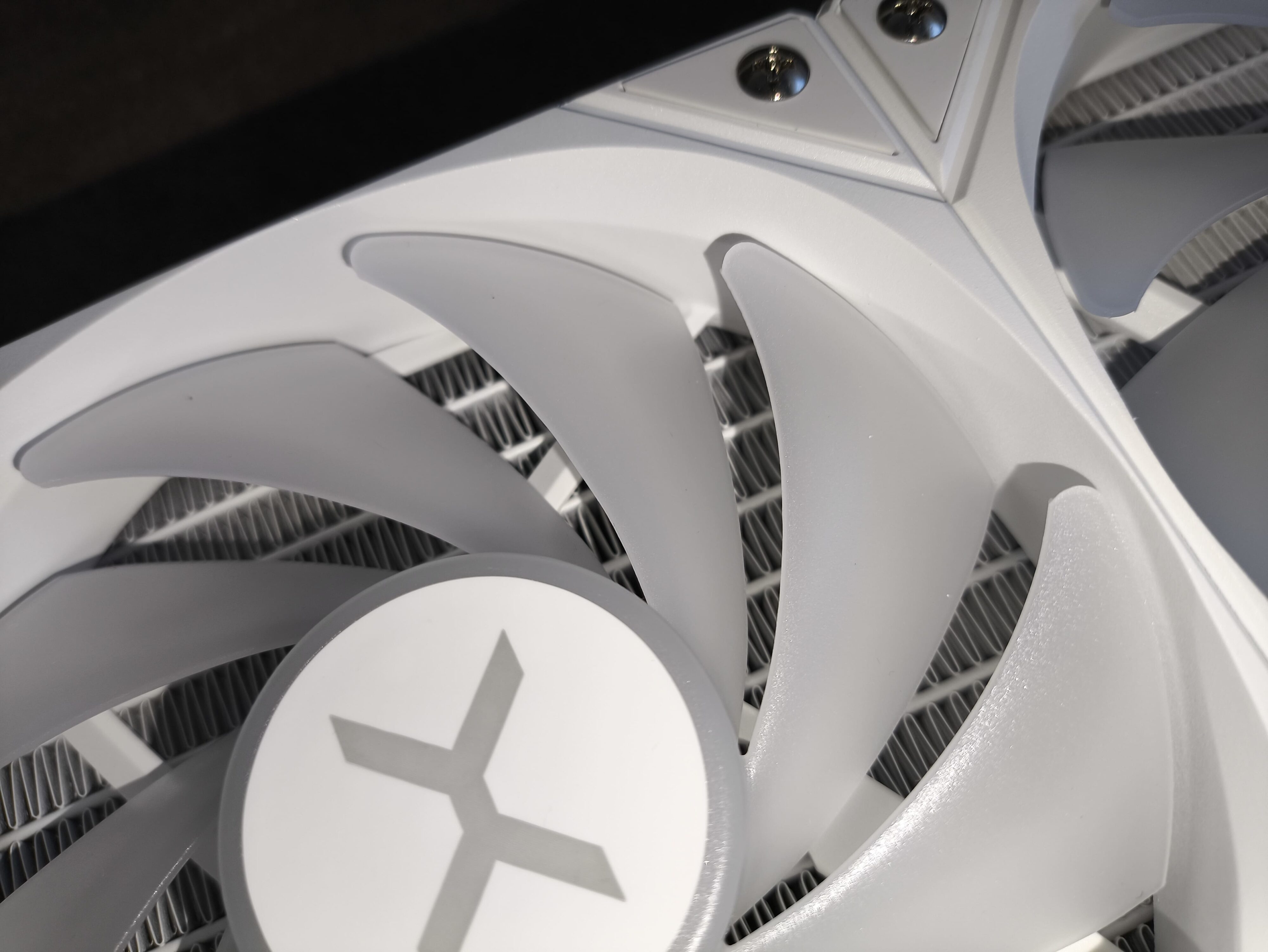 Krux HydroX 240 / Krux HydroGlance 360 White LCD - premierowy test chłodzeń AIO. Czy oba są warte uwagi?