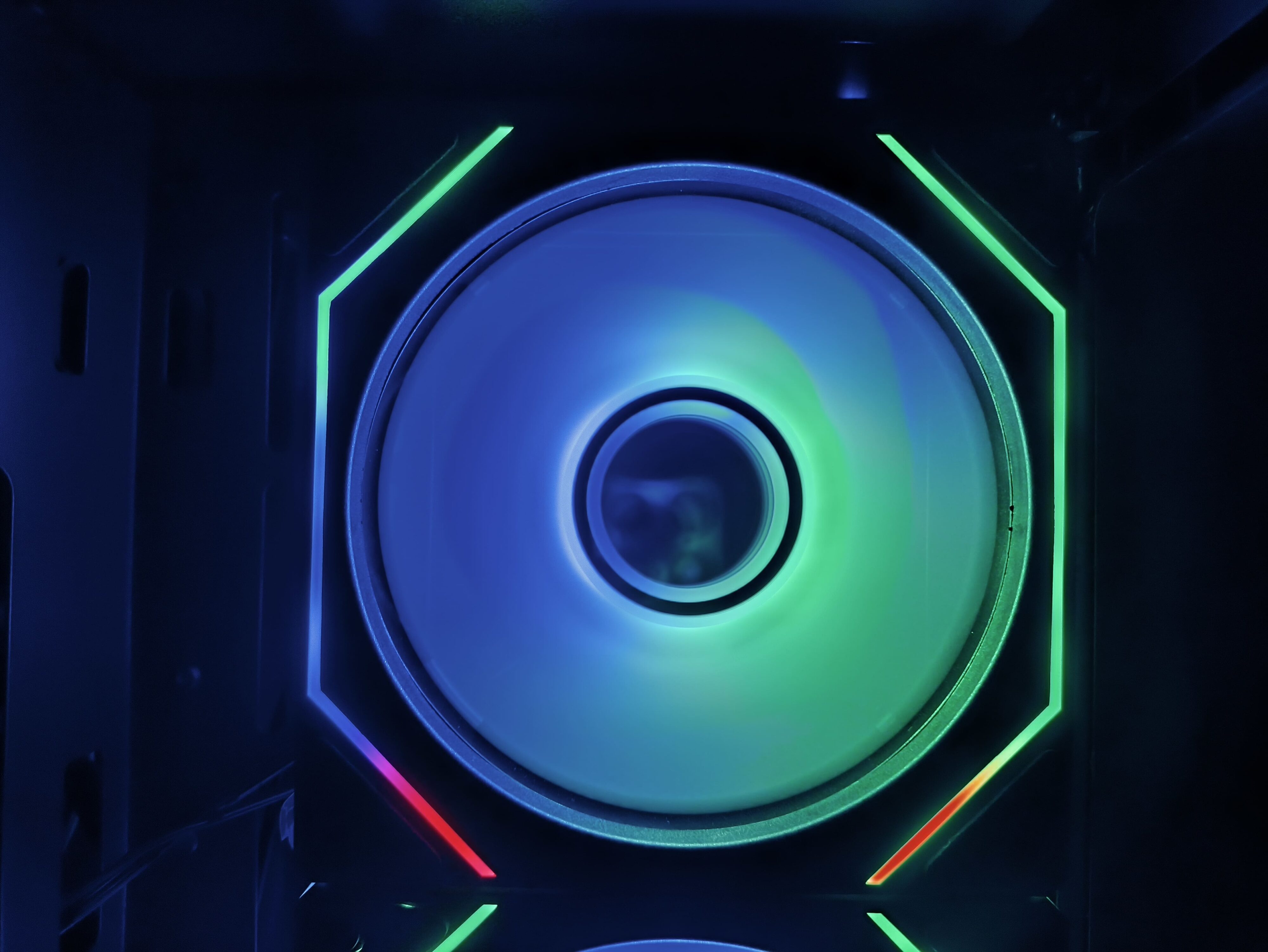 FSP M580 - test obudowy z zakrzywionym szkłem, które spodoba się każdemu!