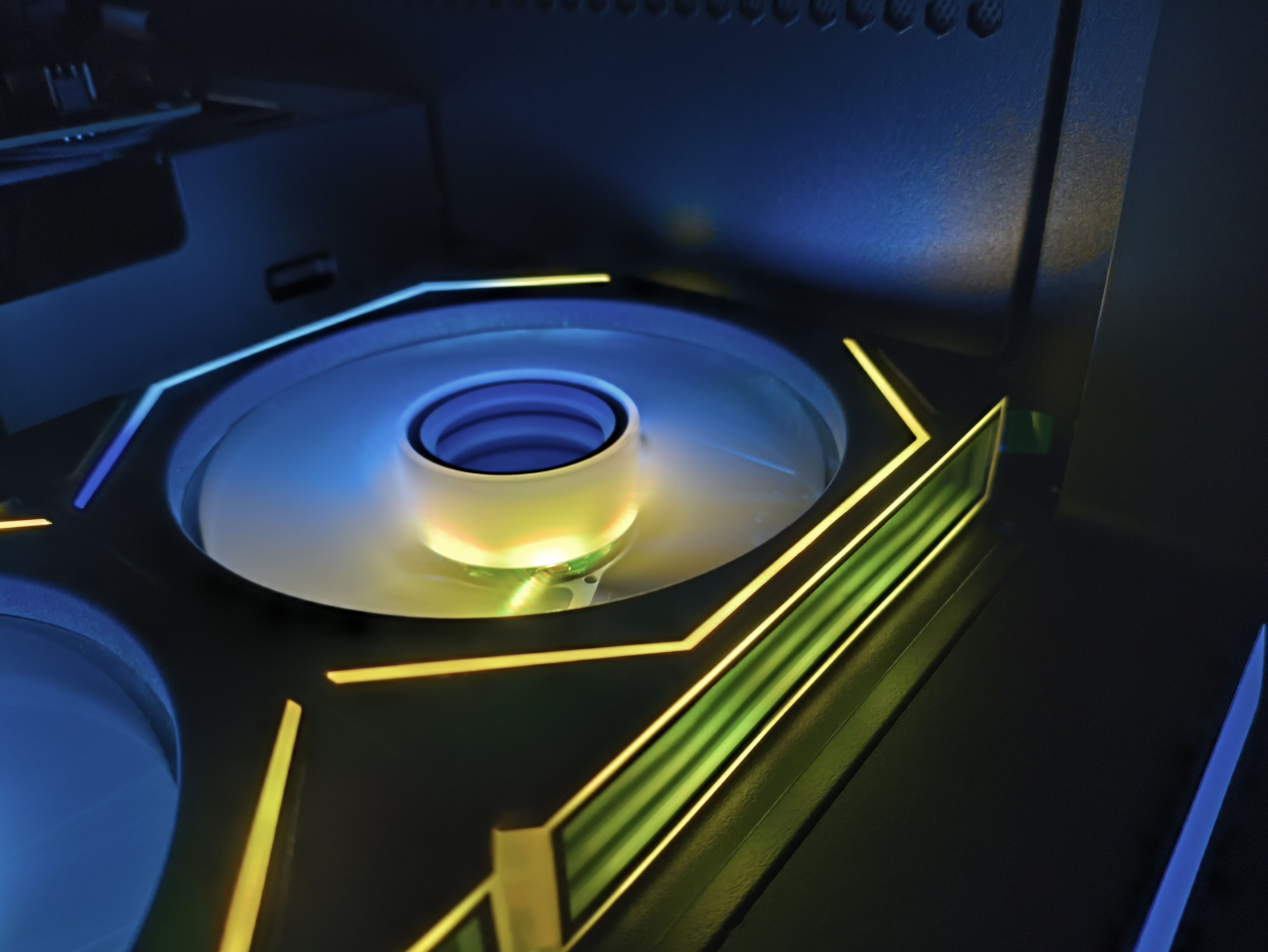 FSP M580 - test obudowy z zakrzywionym szkłem, które spodoba się każdemu!