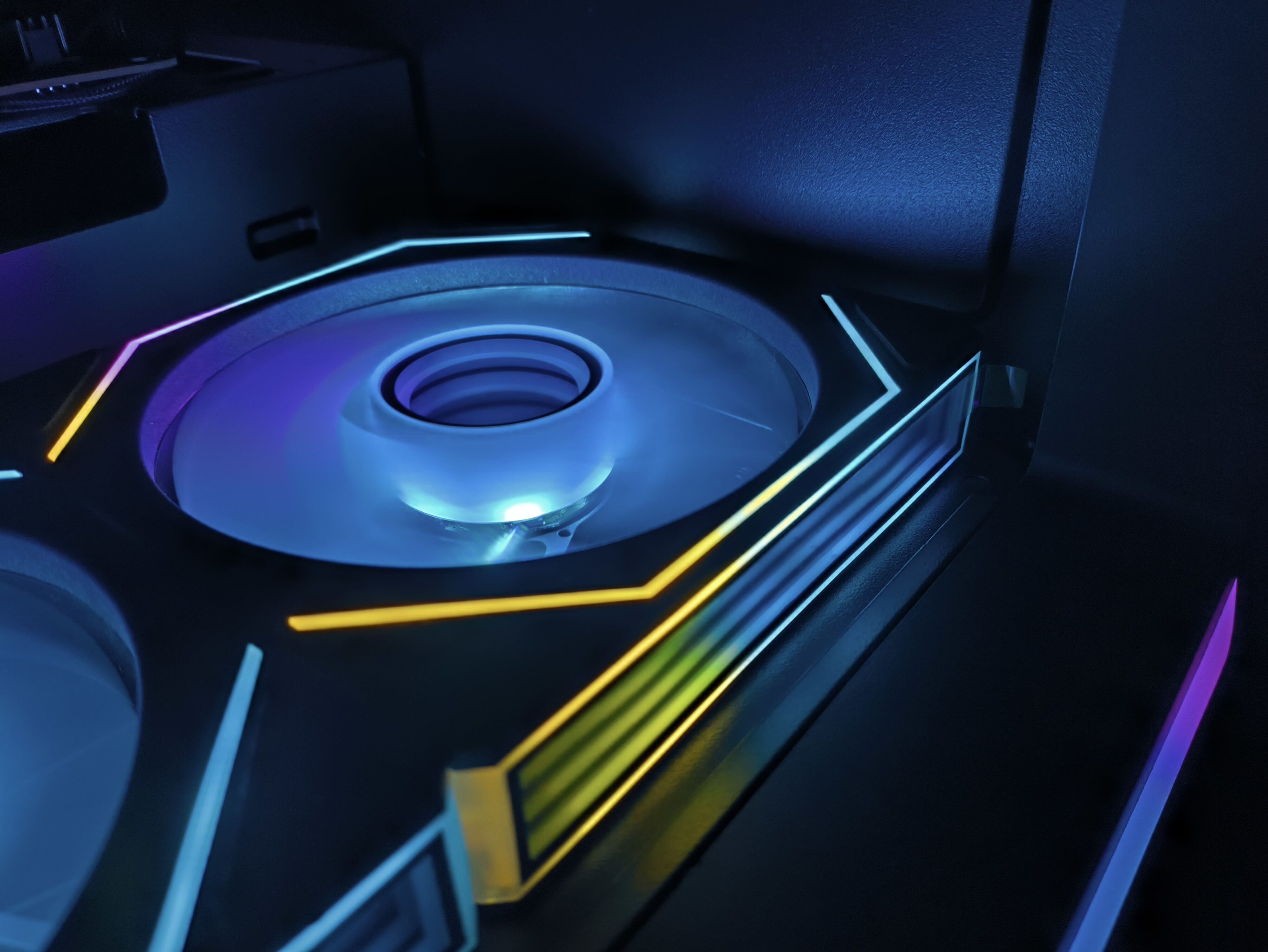 FSP M580 - test obudowy z zakrzywionym szkłem, które spodoba się każdemu!