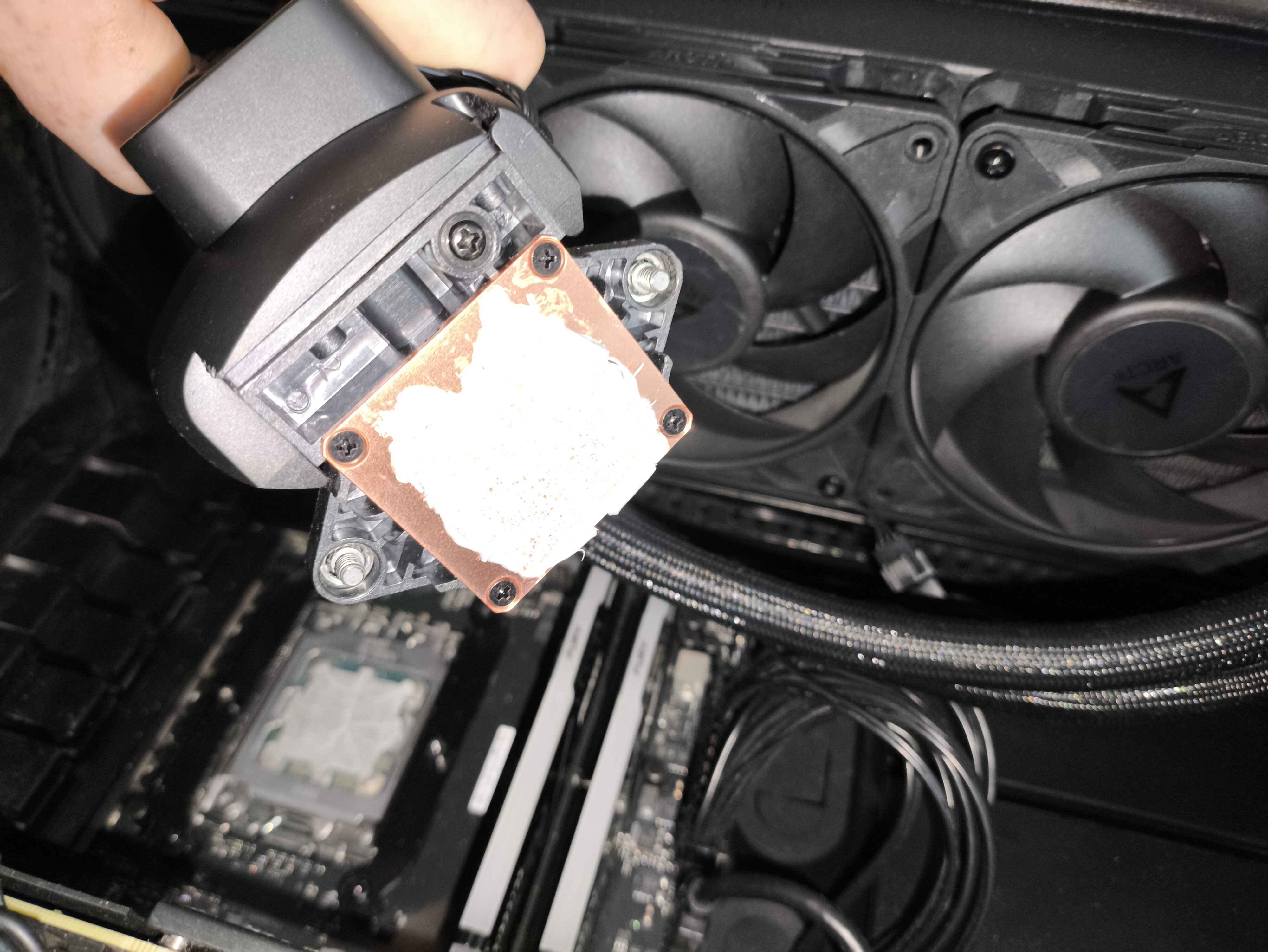 Arctic Liquid Freezer III Pro 360 - test chłodzenia AIO. Wydajnie, ale jednocześnie masakrycznie głośno