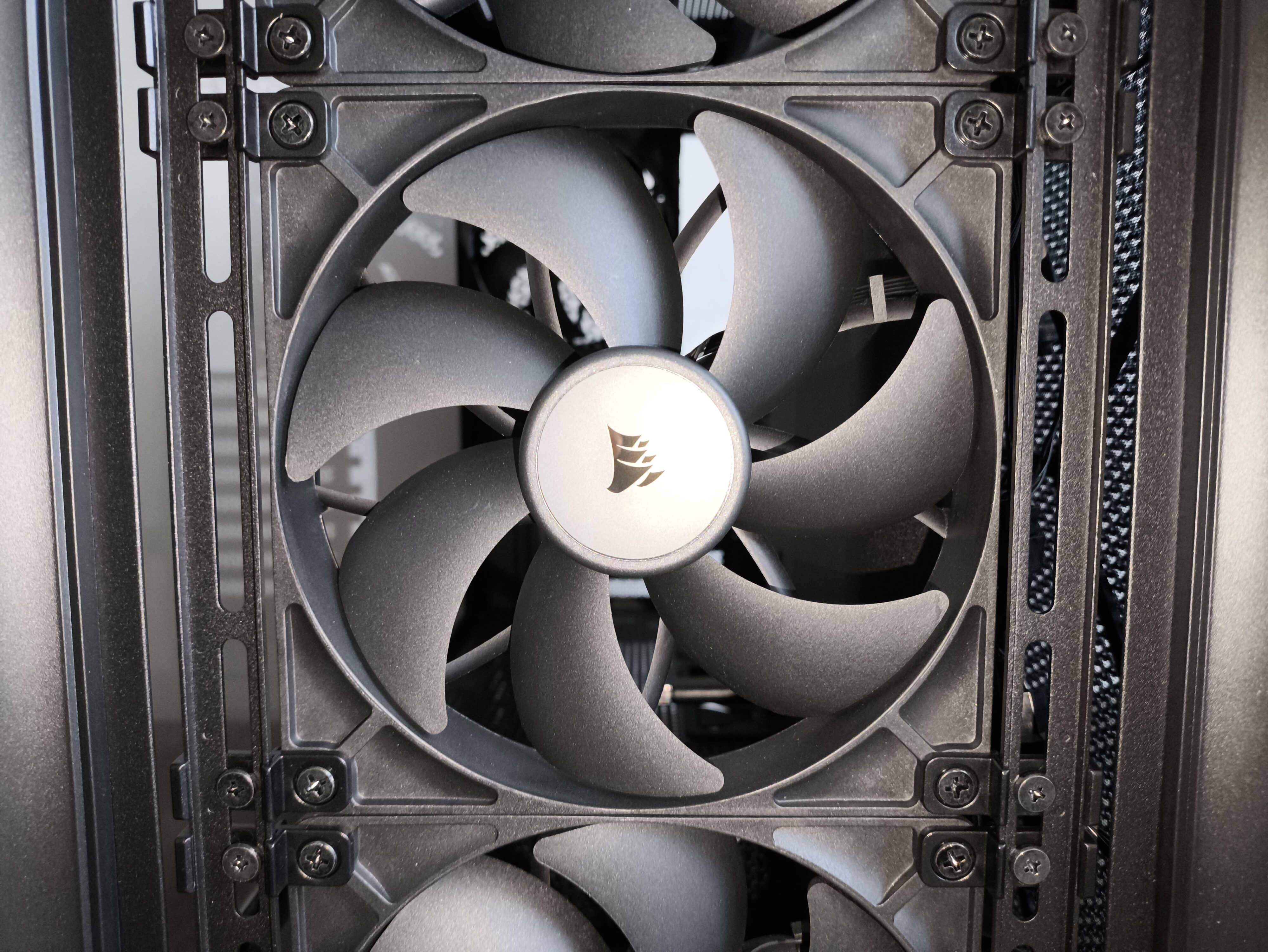 Corsair Frame 5000D RS - test obudowy. Pojemna i wysoce konfigurowalna. Ale też i głośna