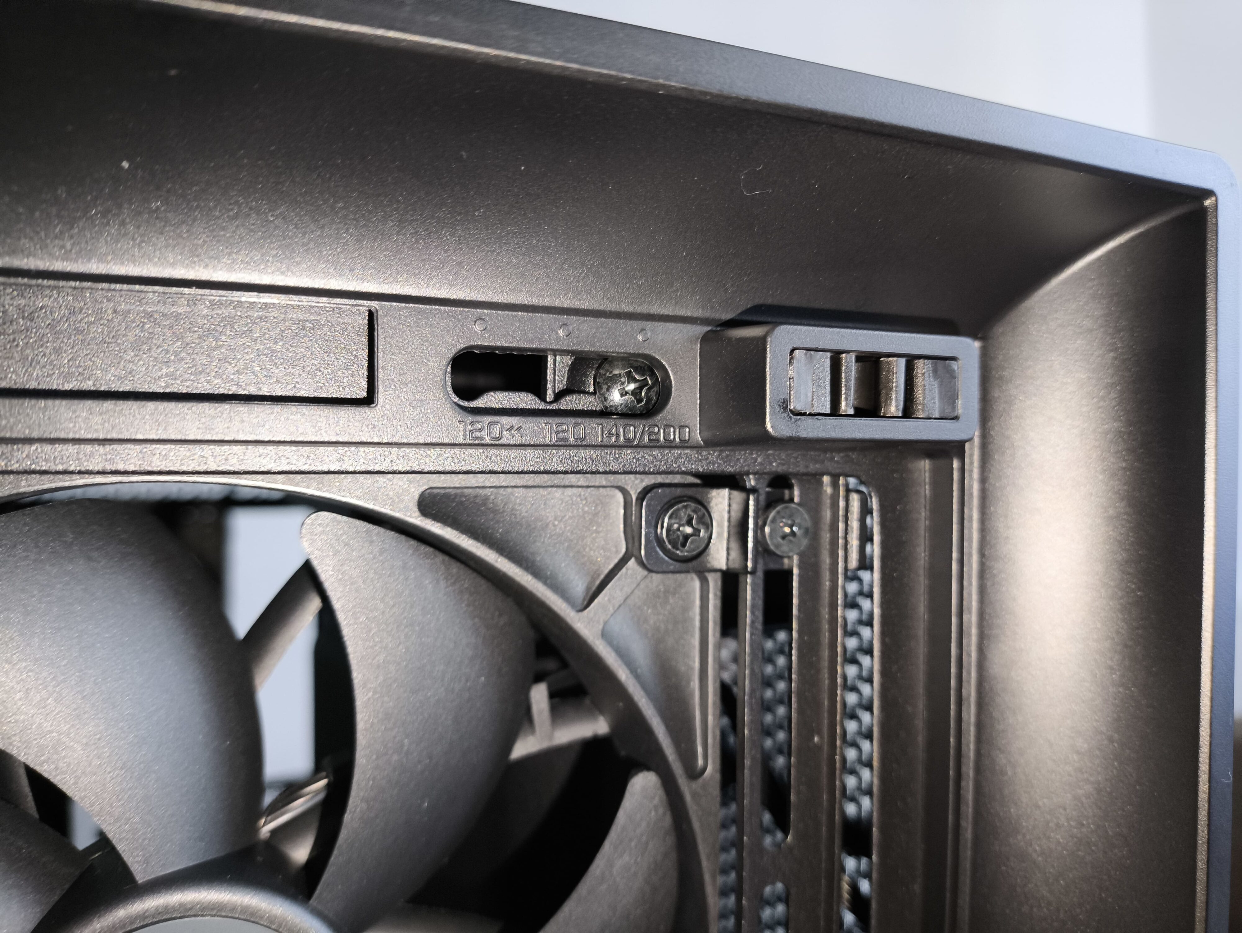 Corsair Frame 5000D RS - test obudowy. Pojemna i wysoce konfigurowalna. Ale też i głośna