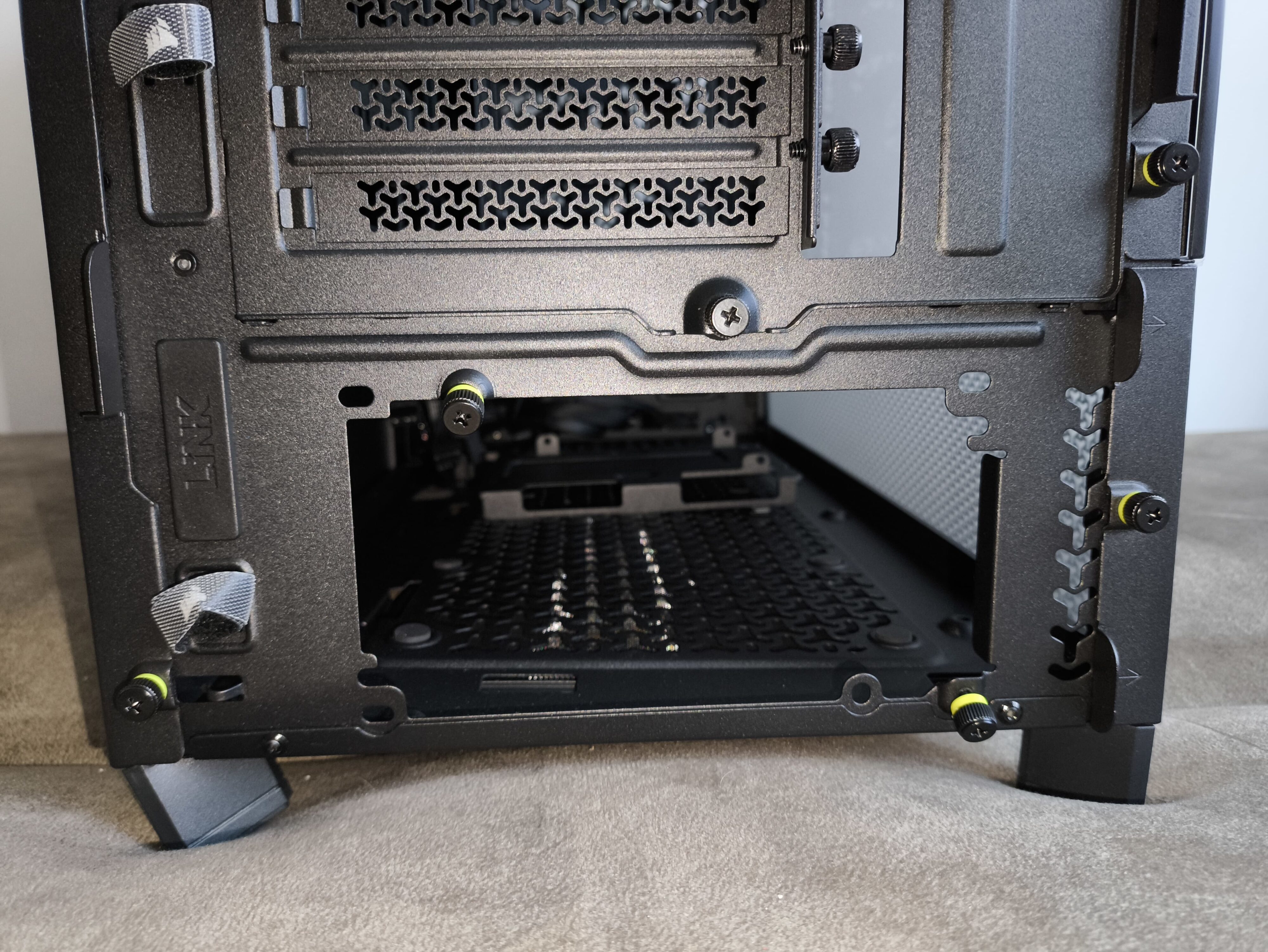 Corsair Frame 5000D RS - test obudowy. Pojemna i wysoce konfigurowalna. Ale też i głośna