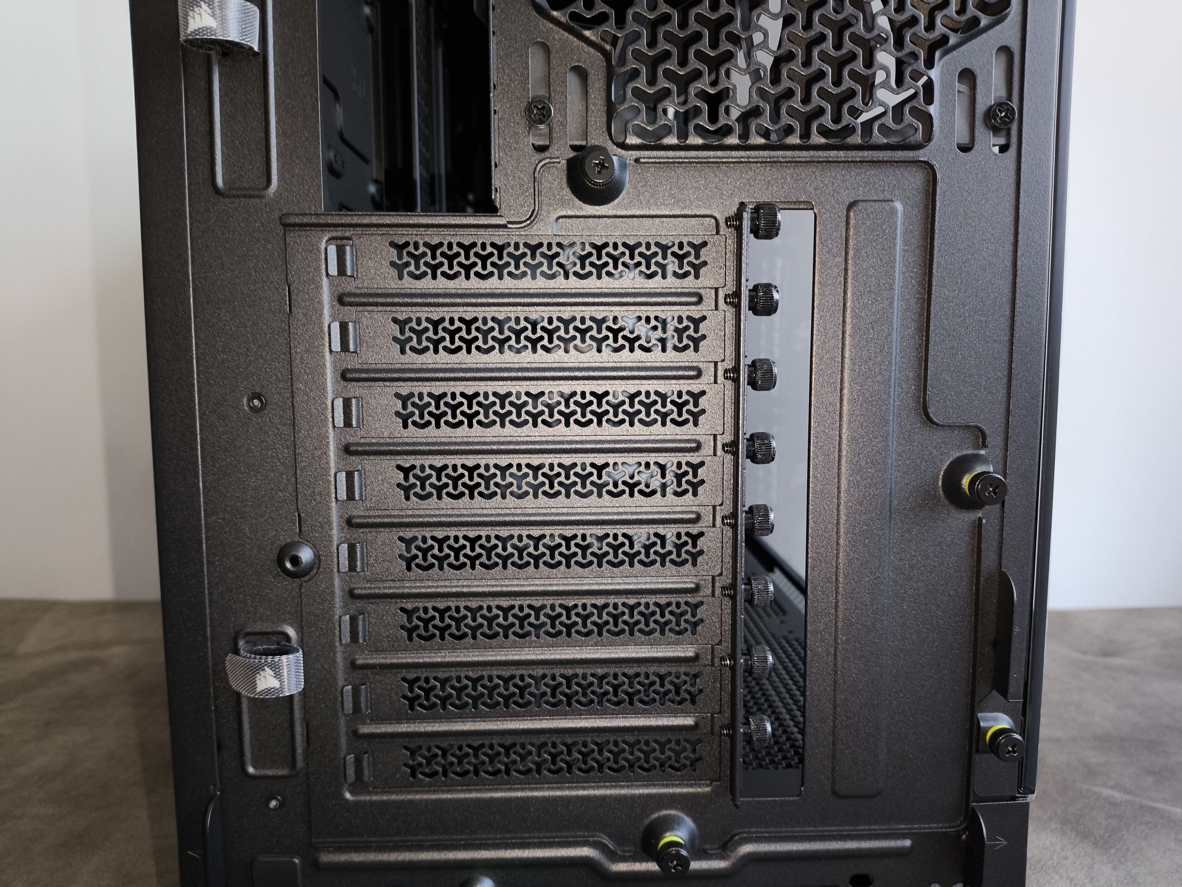 Corsair Frame 5000D RS - test obudowy. Pojemna i wysoce konfigurowalna. Ale też i głośna