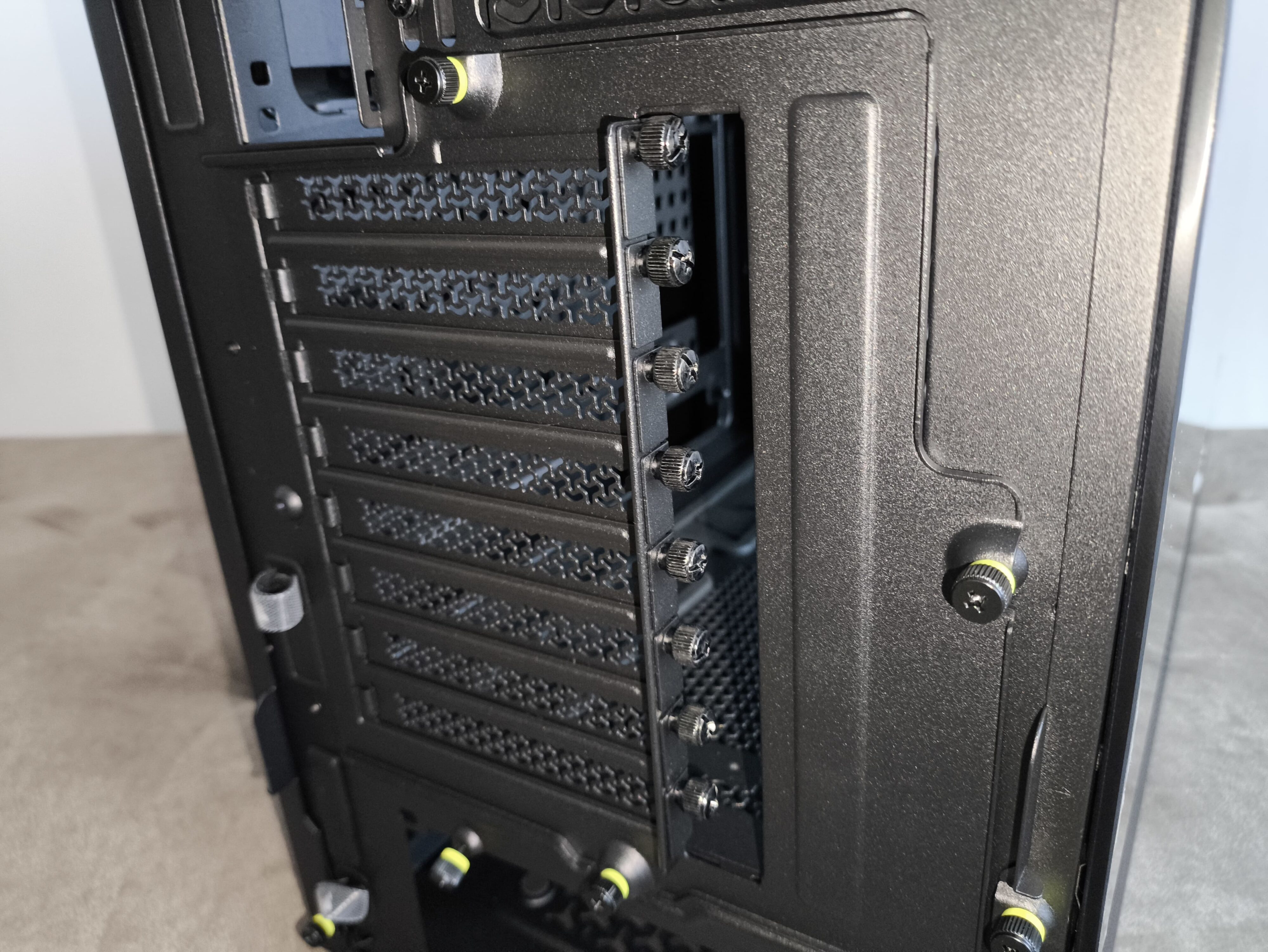 Corsair Frame 5000D RS - test obudowy. Pojemna i wysoce konfigurowalna. Ale też i głośna