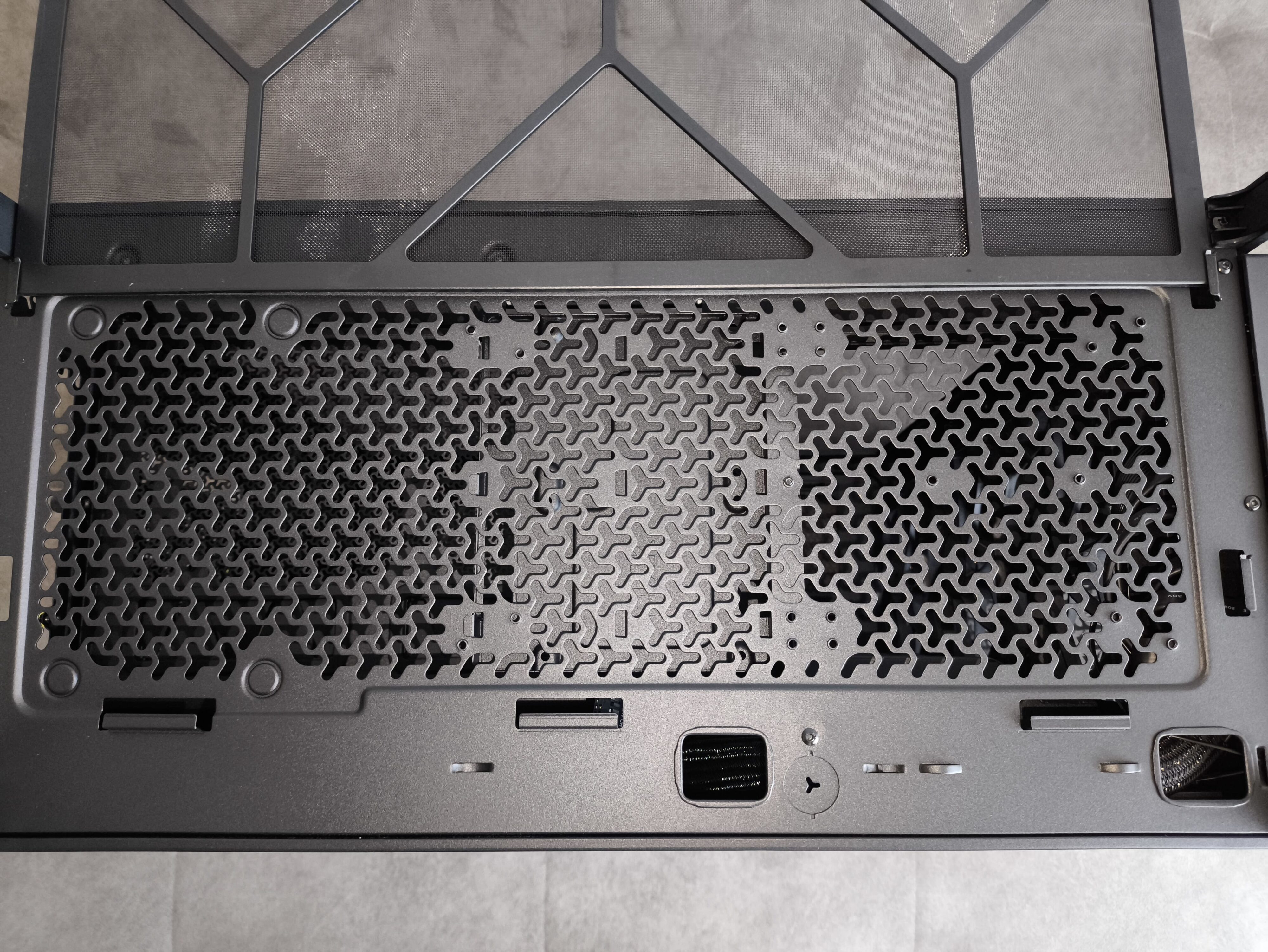 Corsair Frame 5000D RS - test obudowy. Pojemna i wysoce konfigurowalna. Ale też i głośna