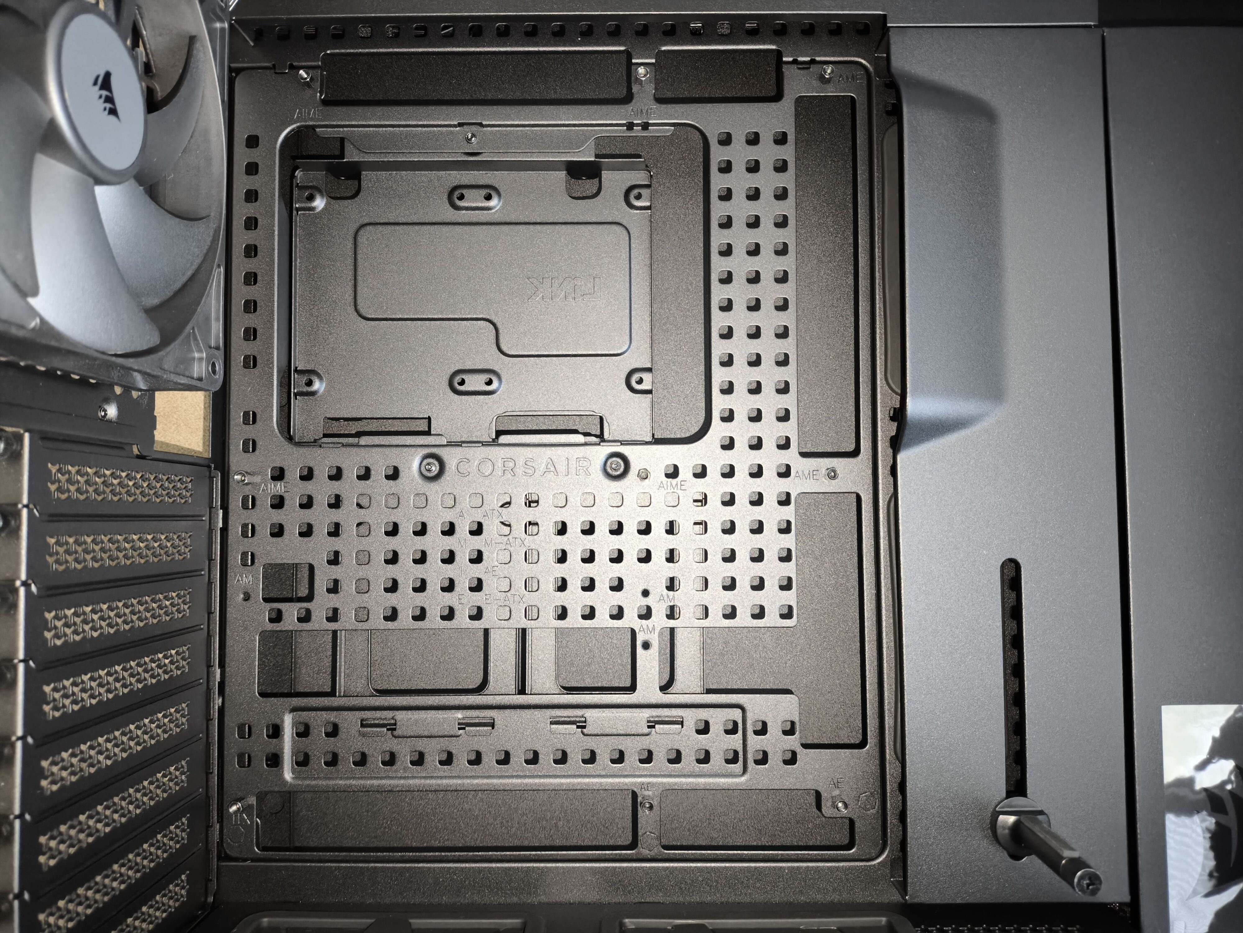 Corsair Frame 5000D RS - test obudowy. Pojemna i wysoce konfigurowalna. Ale też i głośna