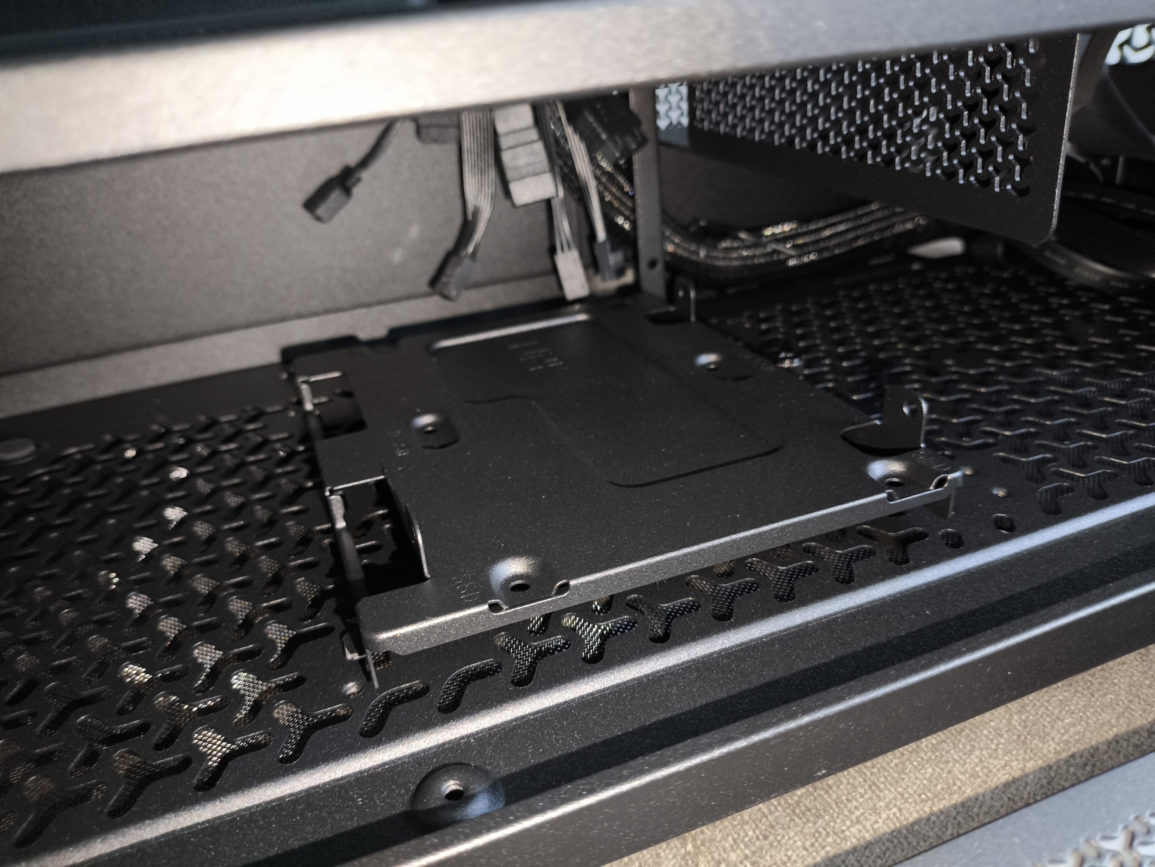 Corsair Frame 5000D RS - test obudowy. Pojemna i wysoce konfigurowalna. Ale też i głośna