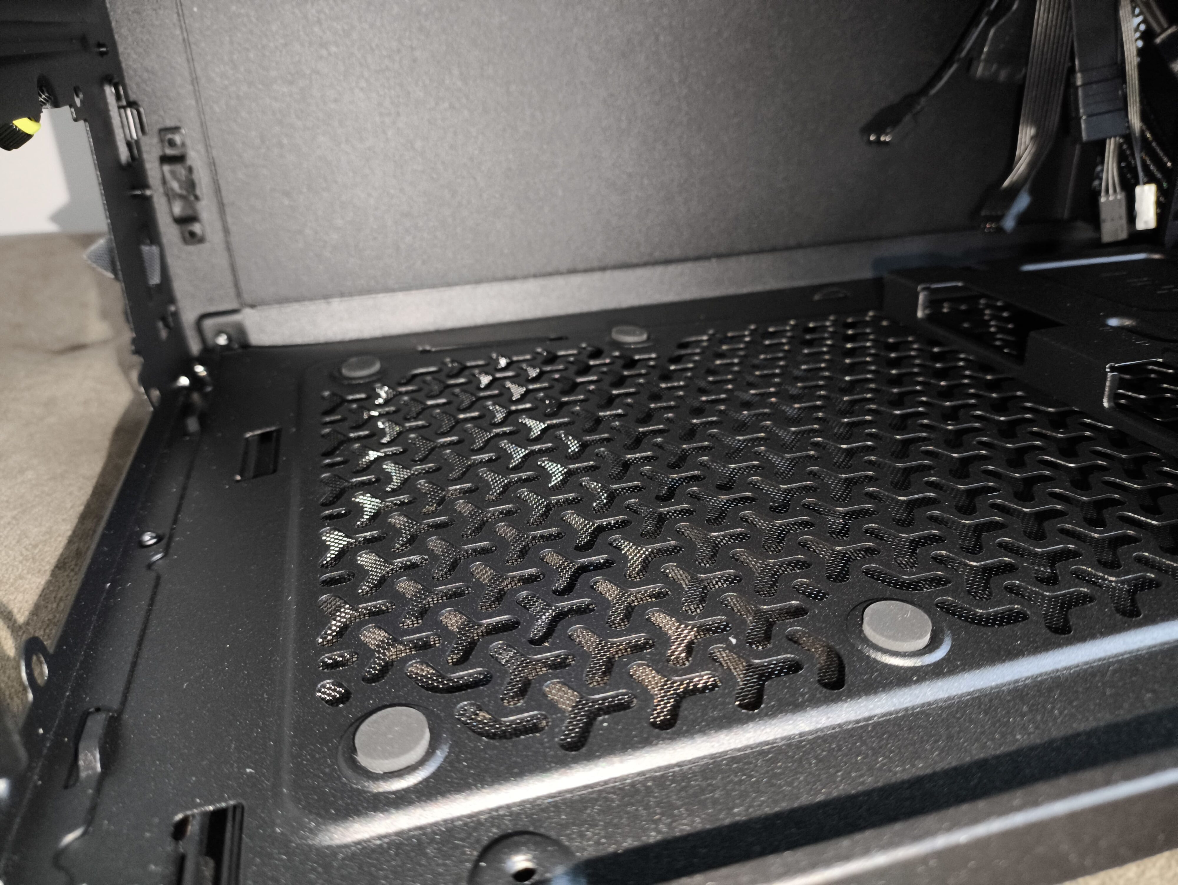 Corsair Frame 5000D RS - test obudowy. Pojemna i wysoce konfigurowalna. Ale też i głośna