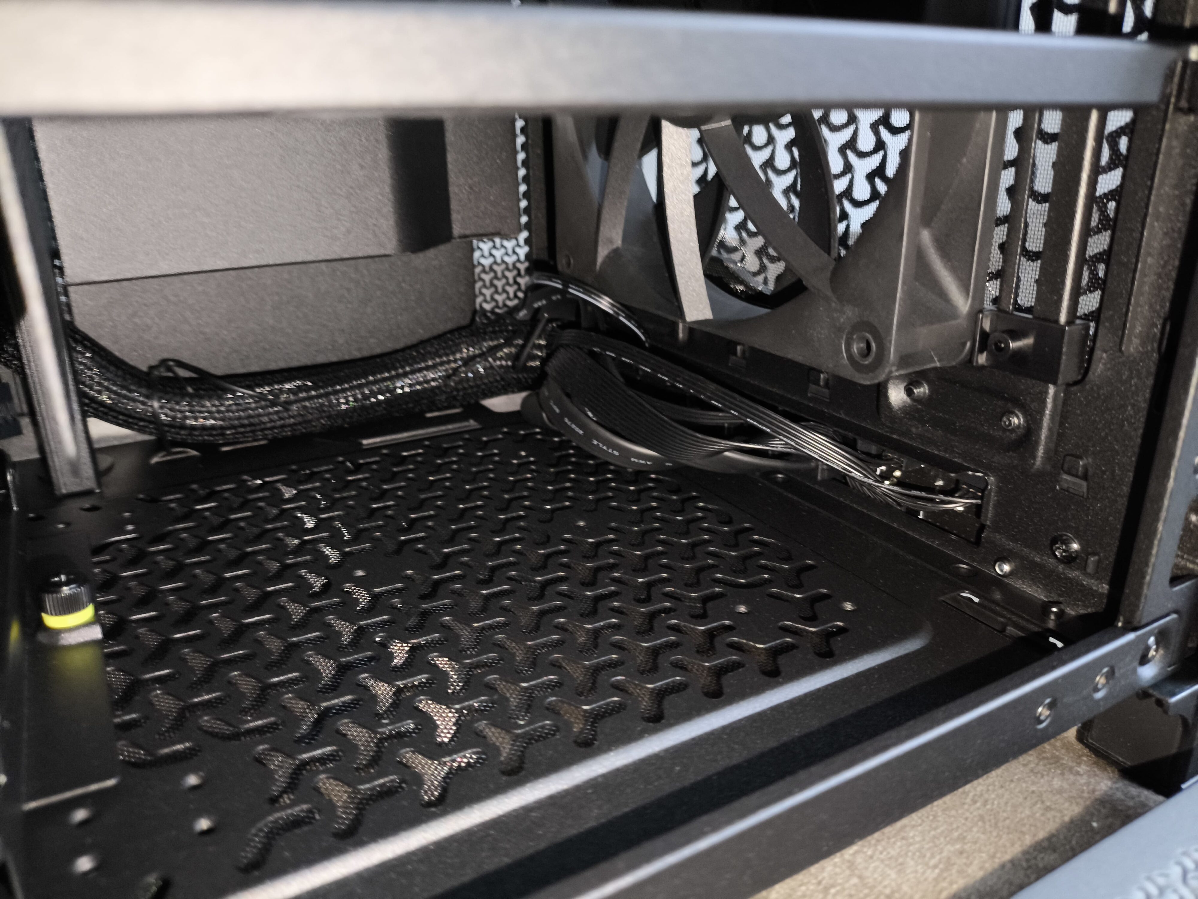 Corsair Frame 5000D RS - test obudowy. Pojemna i wysoce konfigurowalna. Ale też i głośna