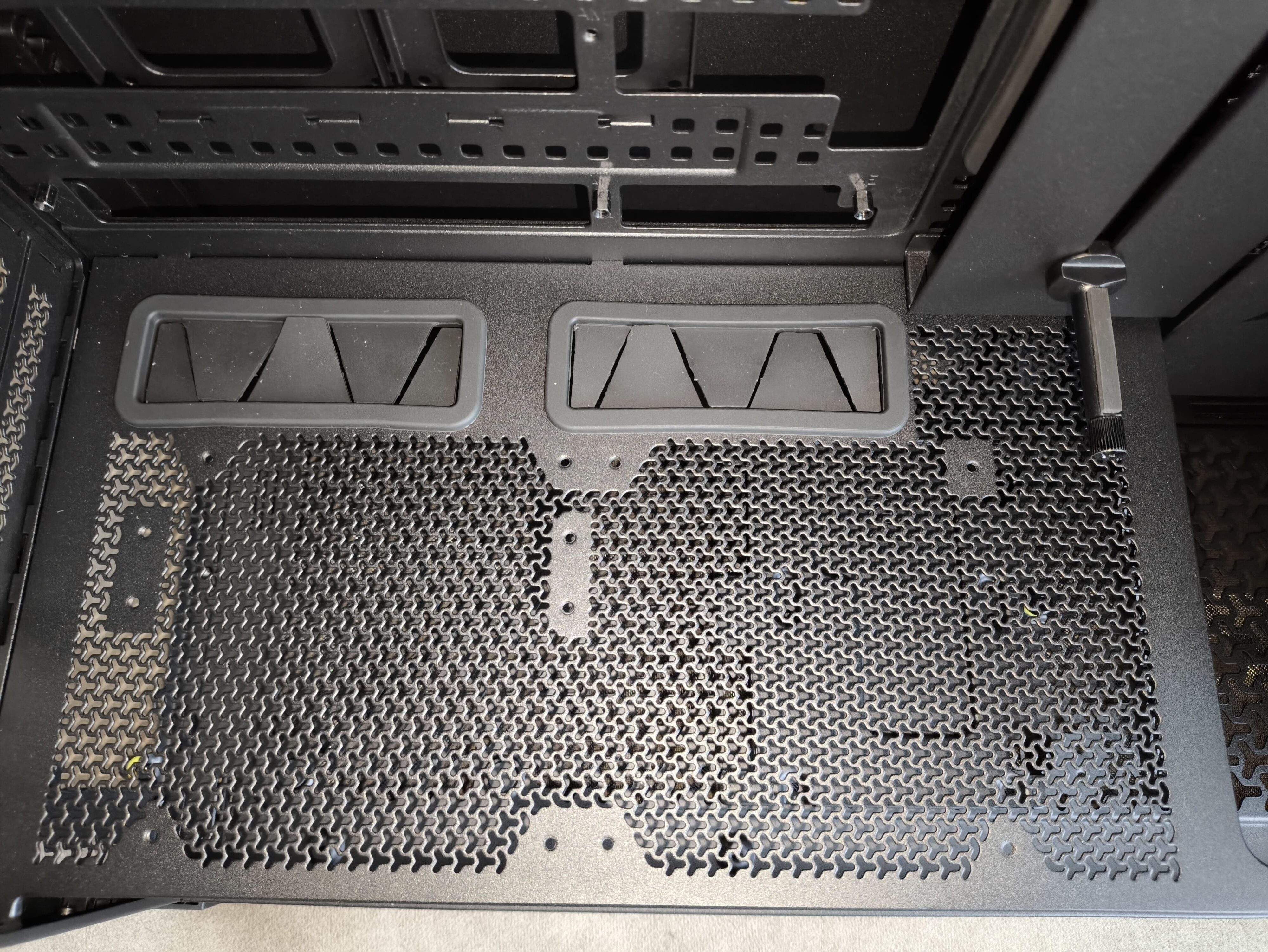 Corsair Frame 5000D RS - test obudowy. Pojemna i wysoce konfigurowalna. Ale też i głośna