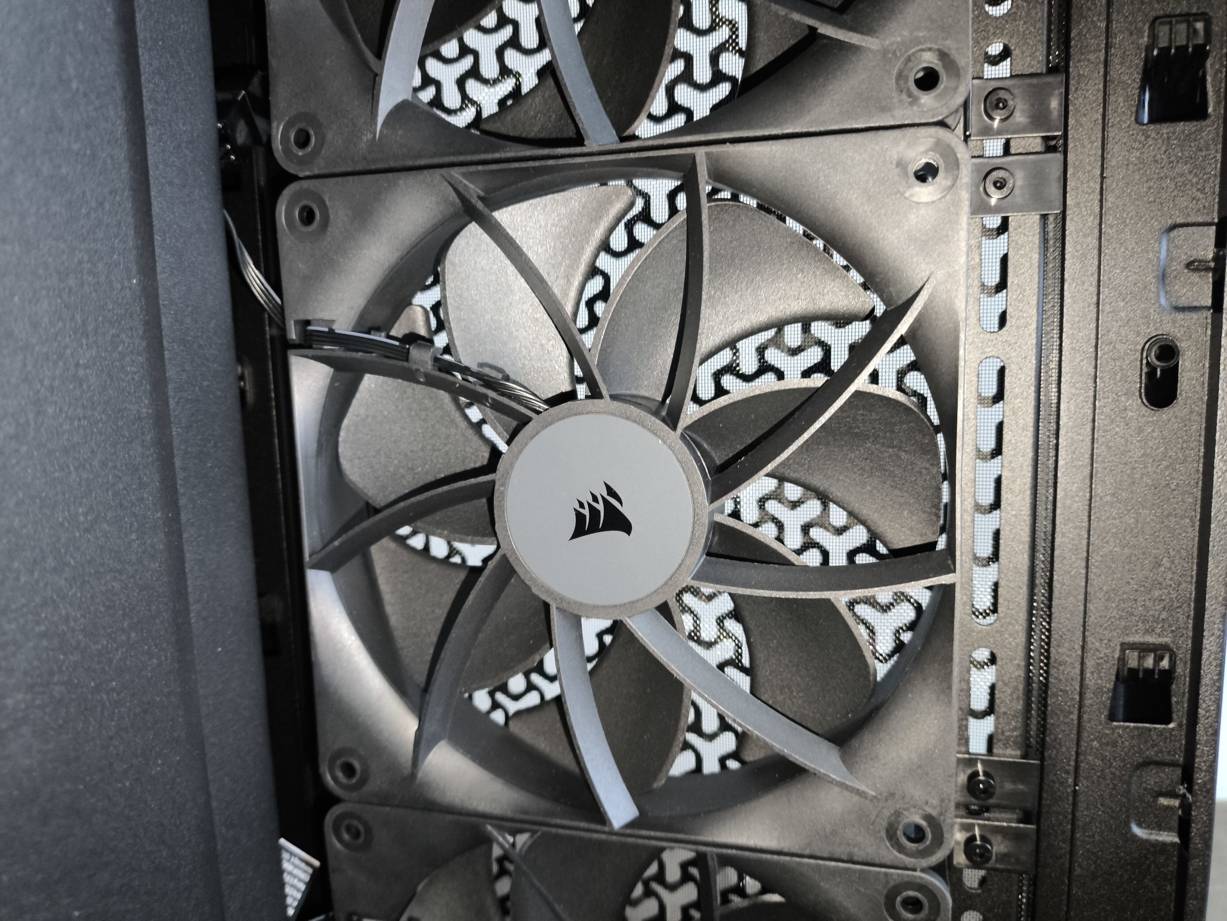 Corsair Frame 5000D RS - test obudowy. Pojemna i wysoce konfigurowalna. Ale też i głośna