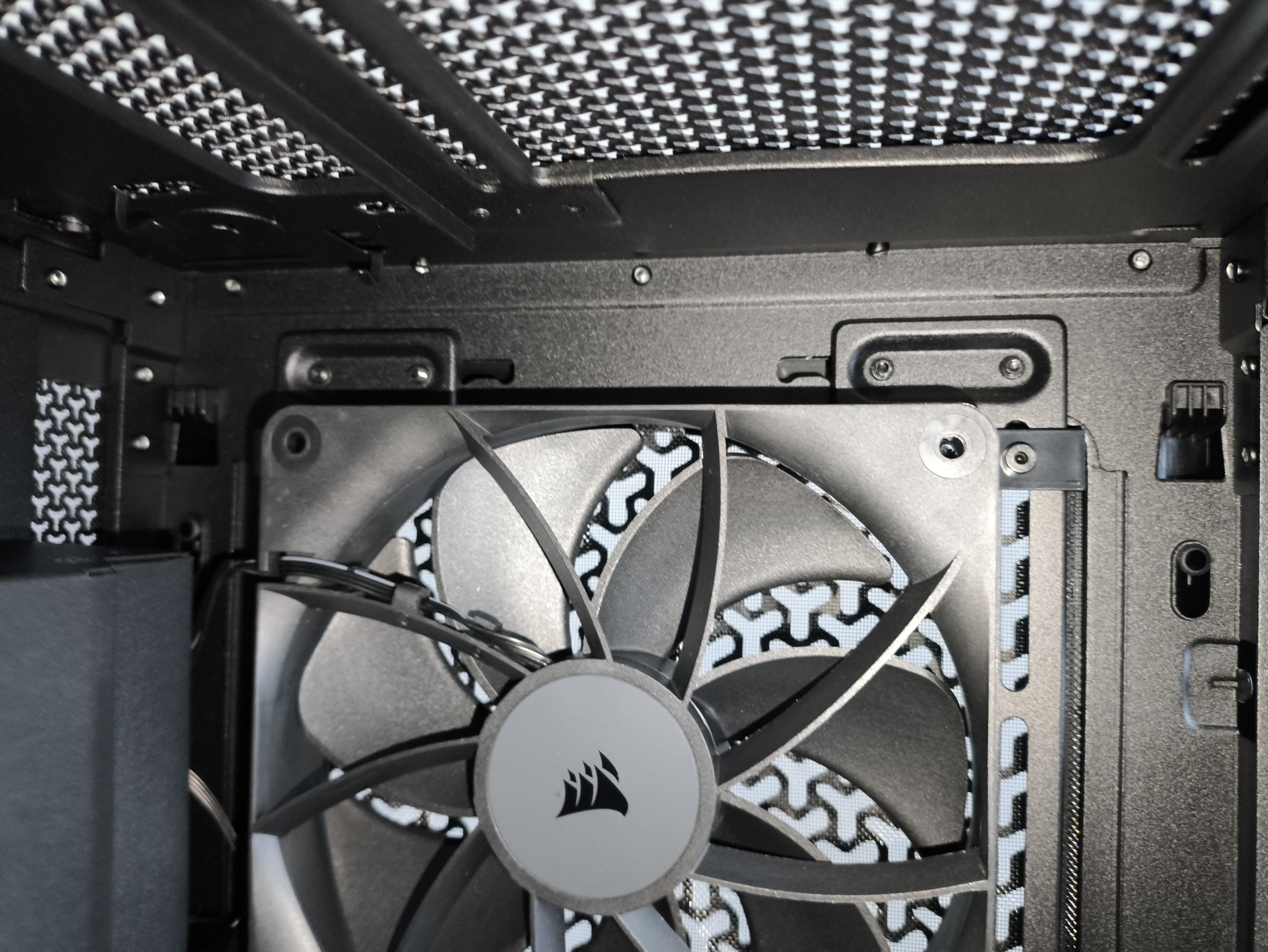 Corsair Frame 5000D RS - test obudowy. Pojemna i wysoce konfigurowalna. Ale też i głośna