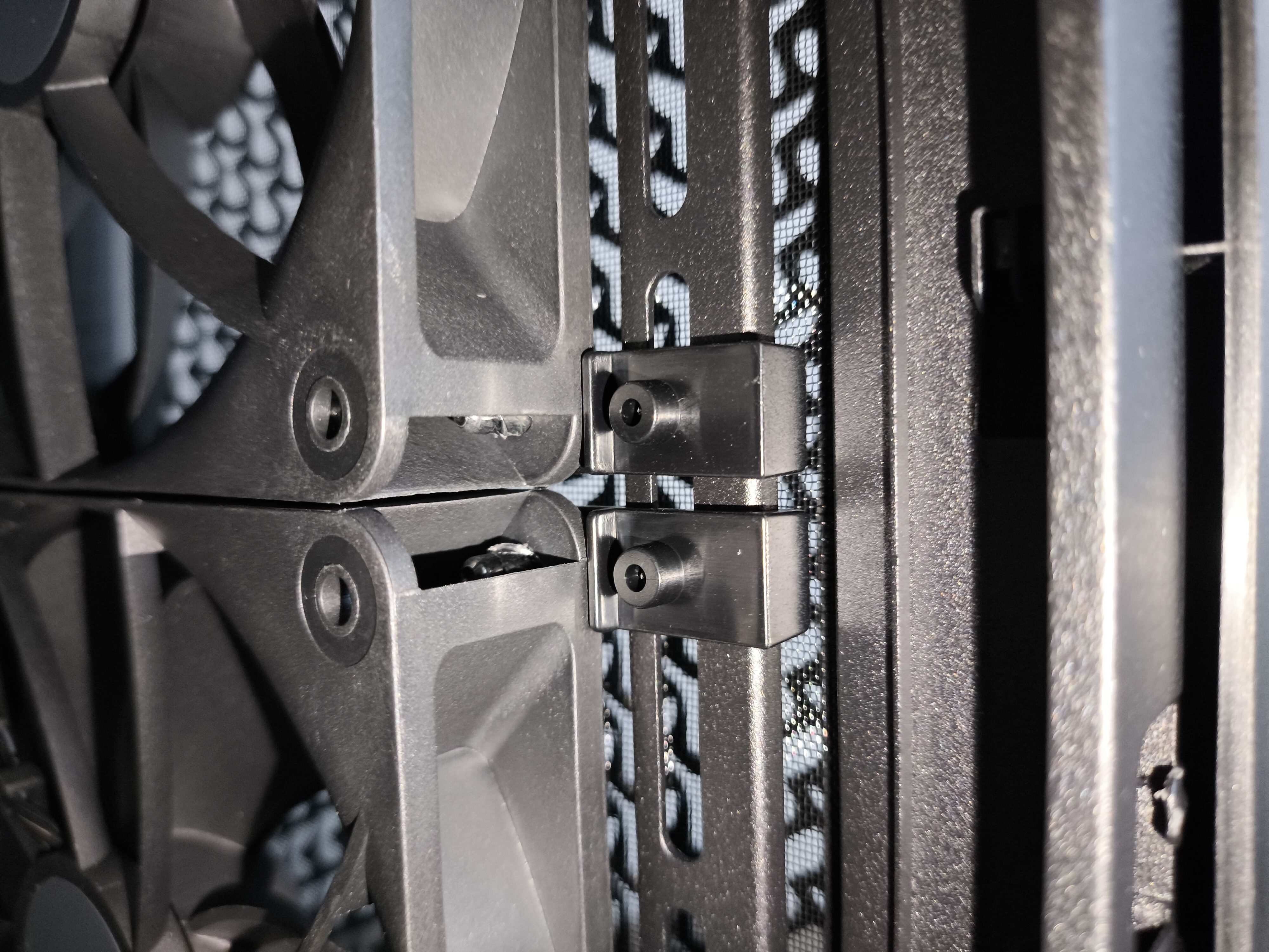 Corsair Frame 5000D RS - test obudowy. Pojemna i wysoce konfigurowalna. Ale też i głośna