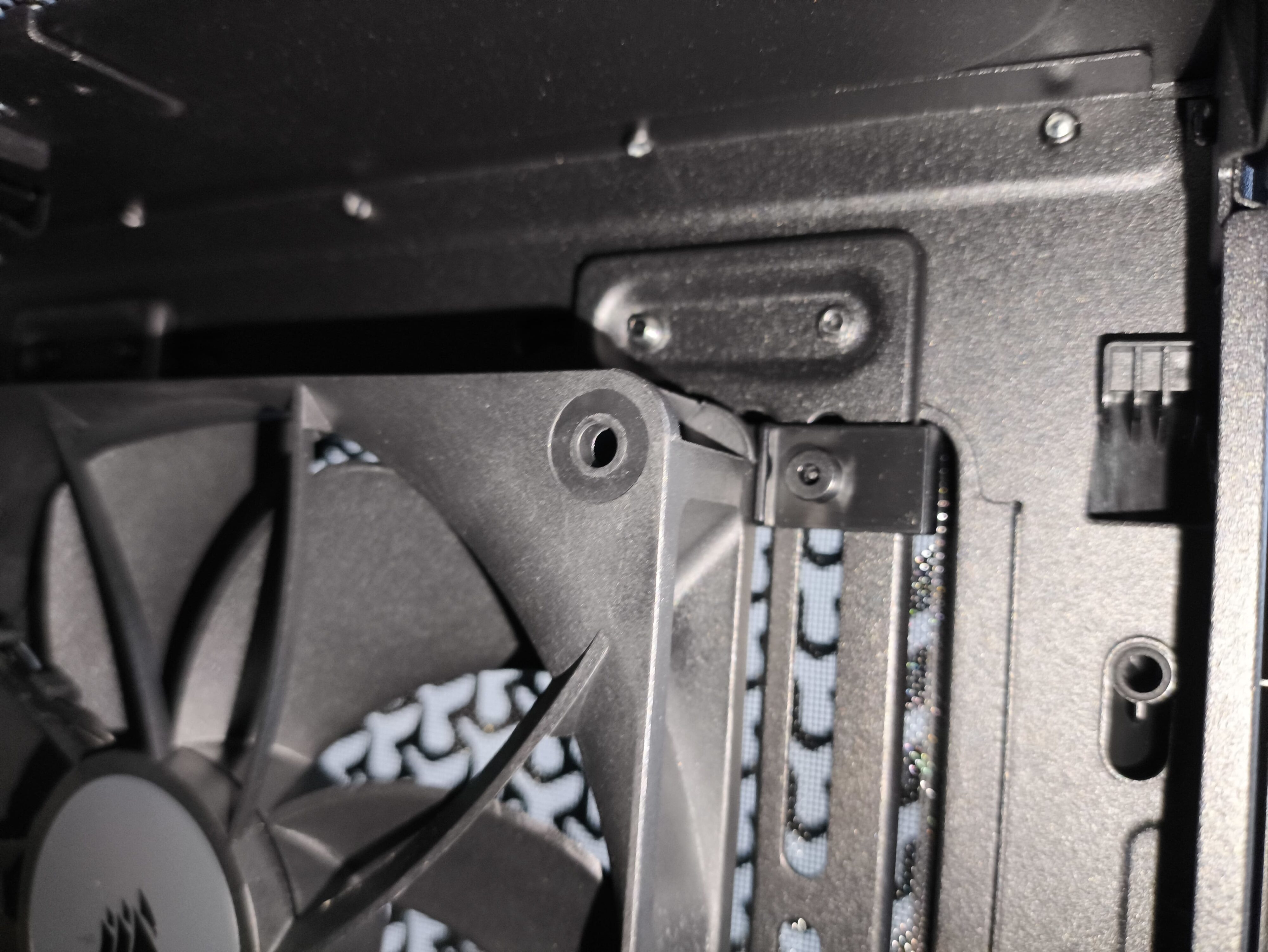 Corsair Frame 5000D RS - test obudowy. Pojemna i wysoce konfigurowalna. Ale też i głośna