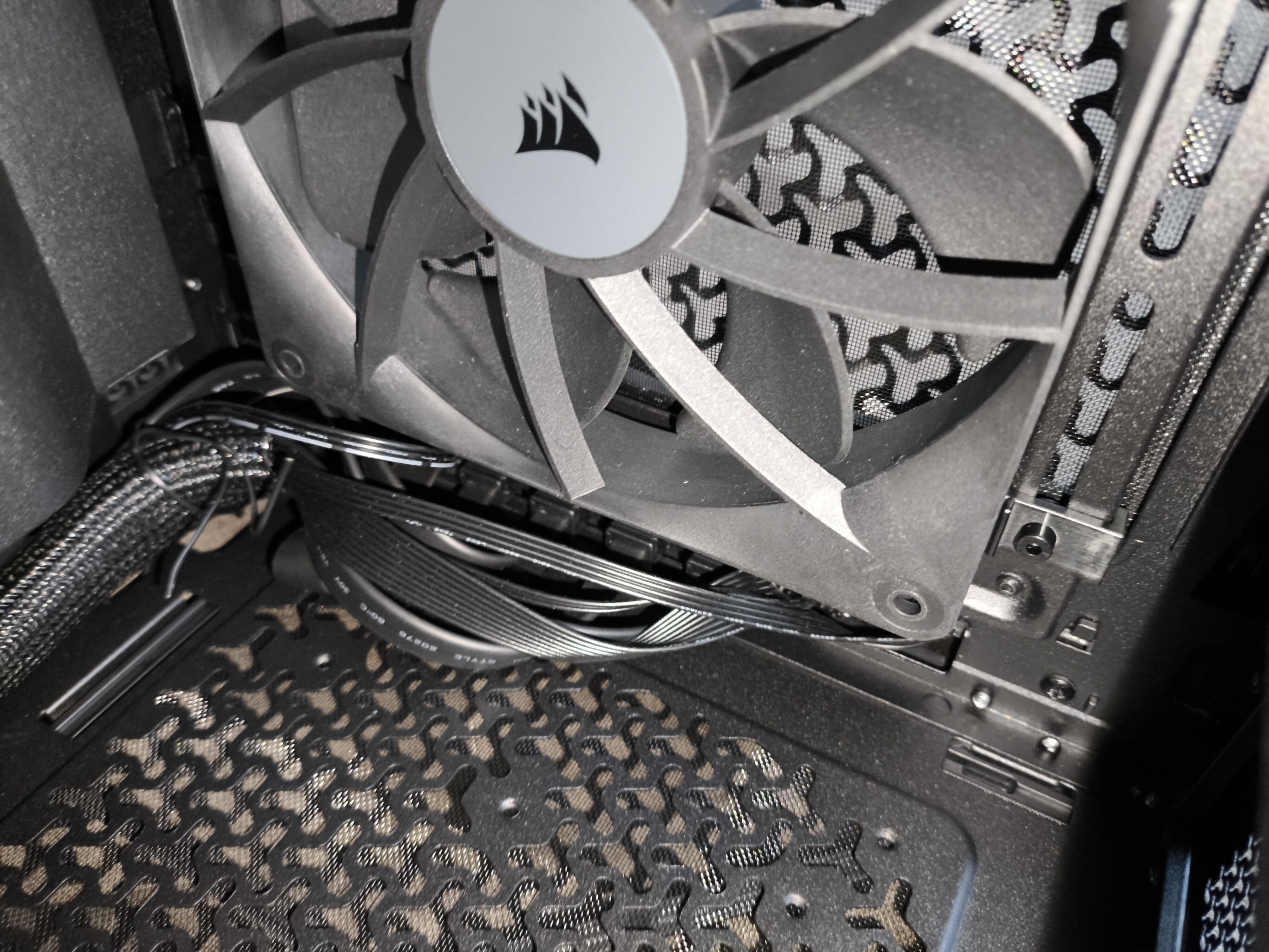 Corsair Frame 5000D RS - test obudowy. Pojemna i wysoce konfigurowalna. Ale też i głośna