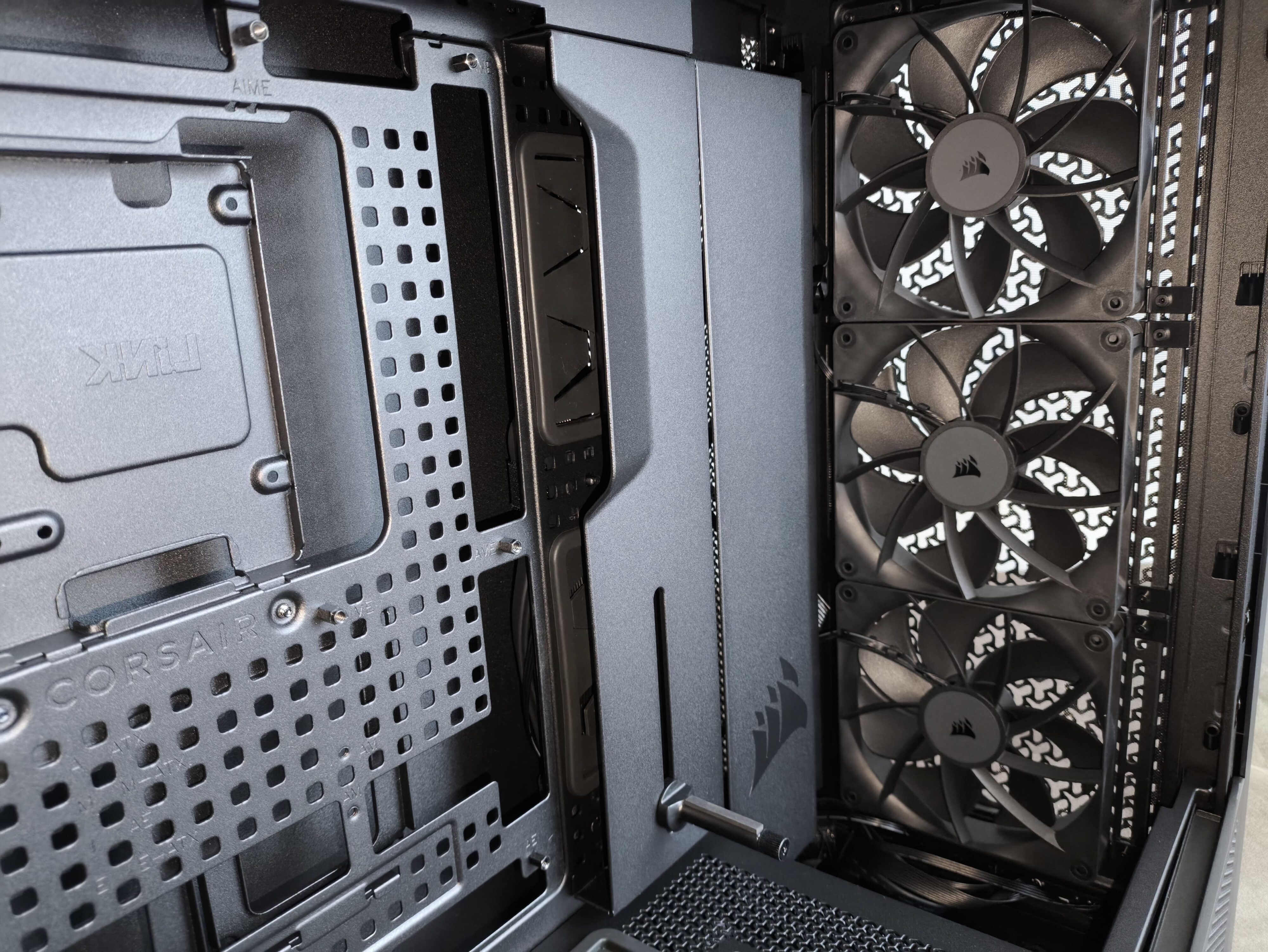 Corsair Frame 5000D RS - test obudowy. Pojemna i wysoce konfigurowalna. Ale też i głośna